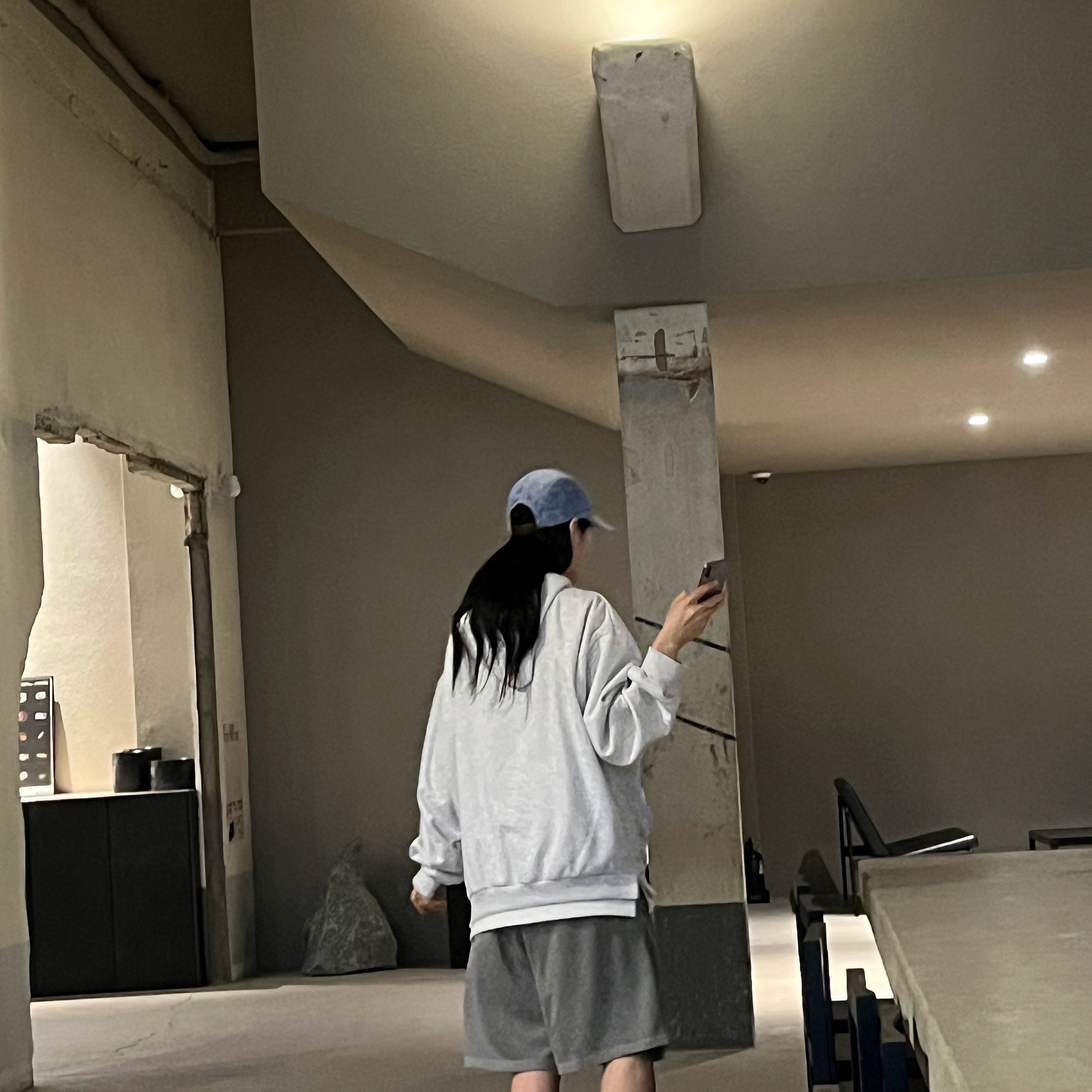 Supreme Velvet Pattern Camp Cap Light Blue - 21FW, Supreme Woven Shoulder Bag Grey - 24SS 착용 스타일 - 2