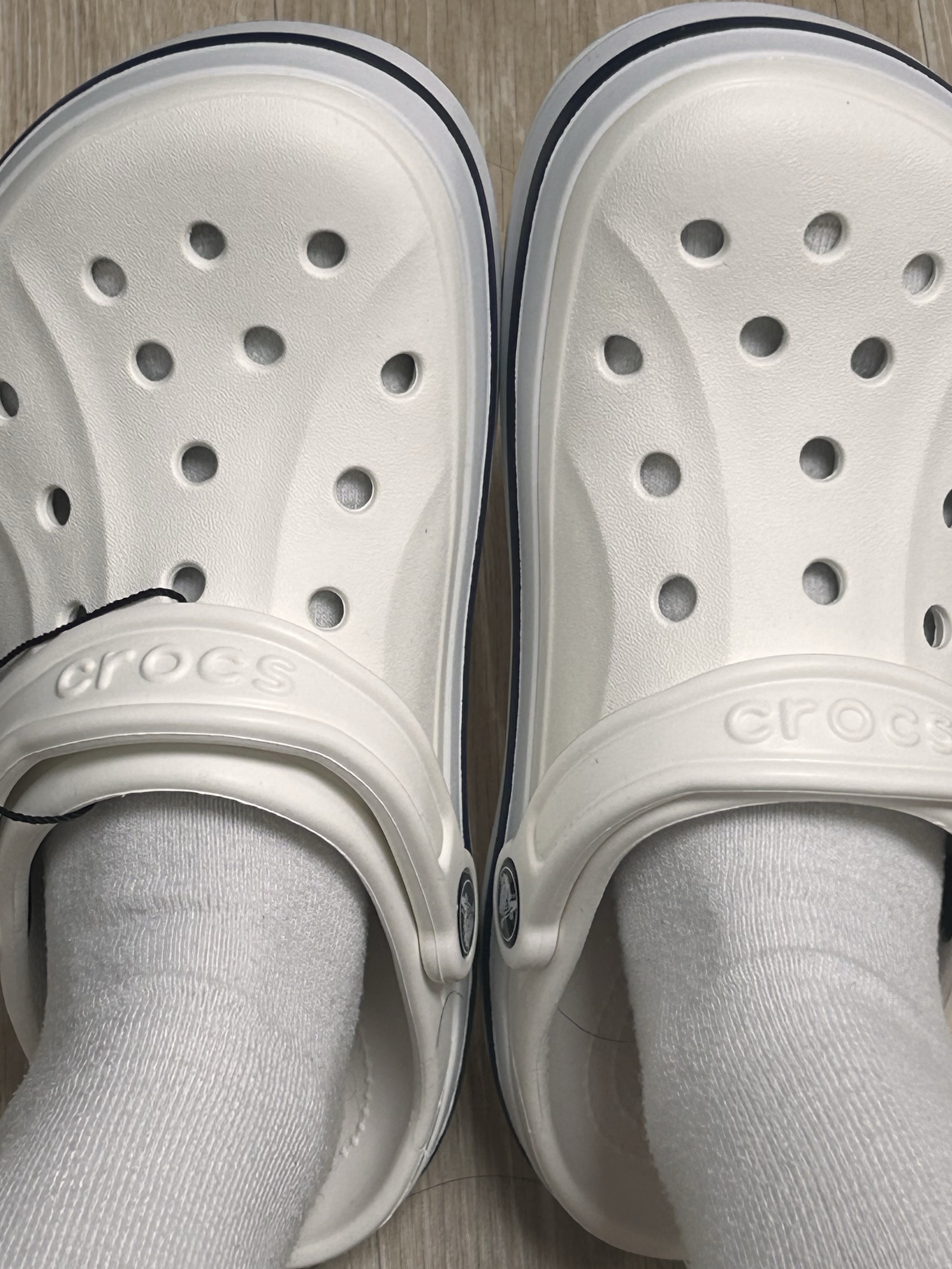 Crocs Bayaband Clog White Navy 착용 스타일 - 2