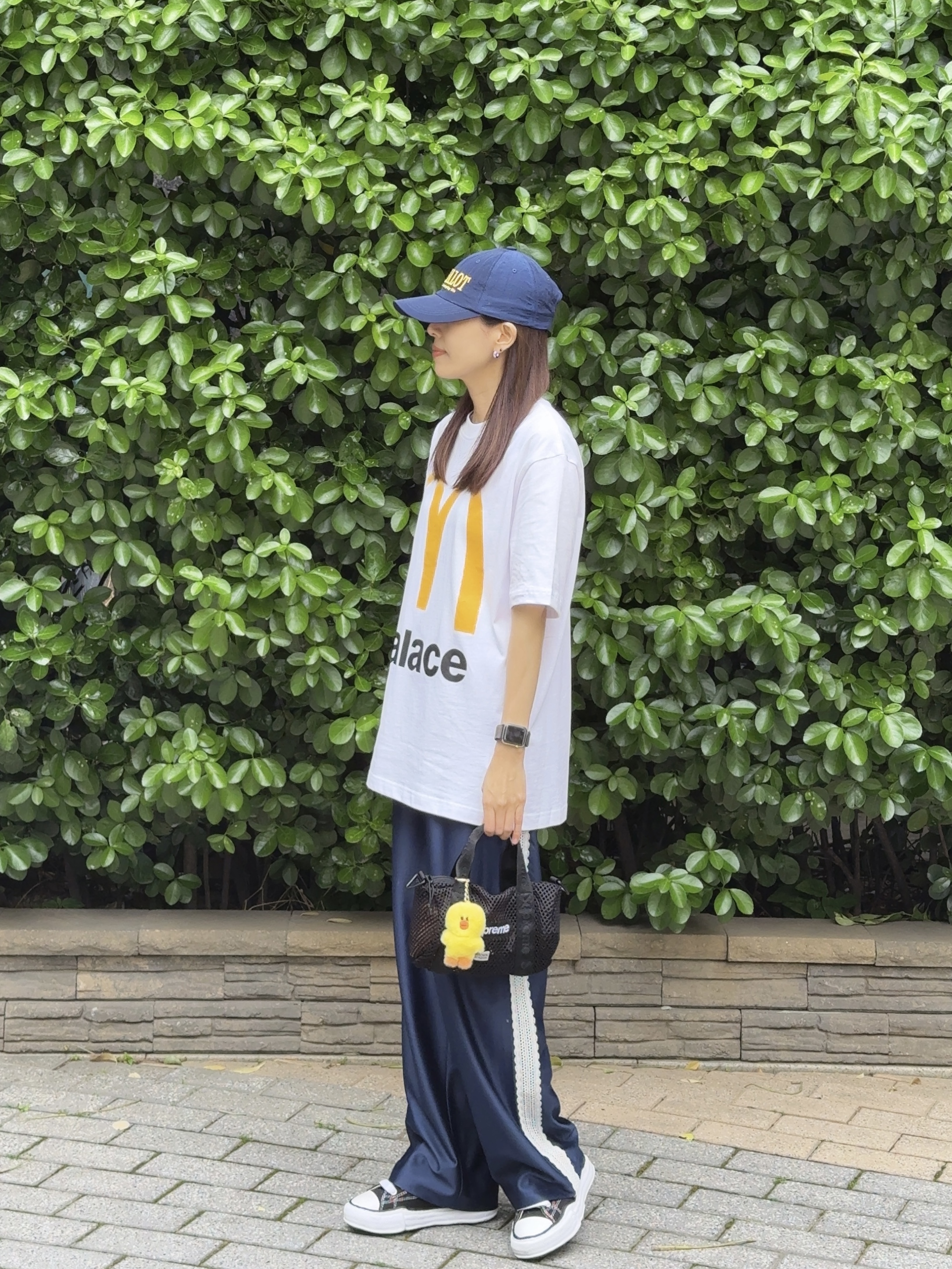 Palace x McDonald's Logo T-Shirt White - 23FW, Supreme Mesh Mini Duffle Bag Black - 25SS 착용 스타일 - 2