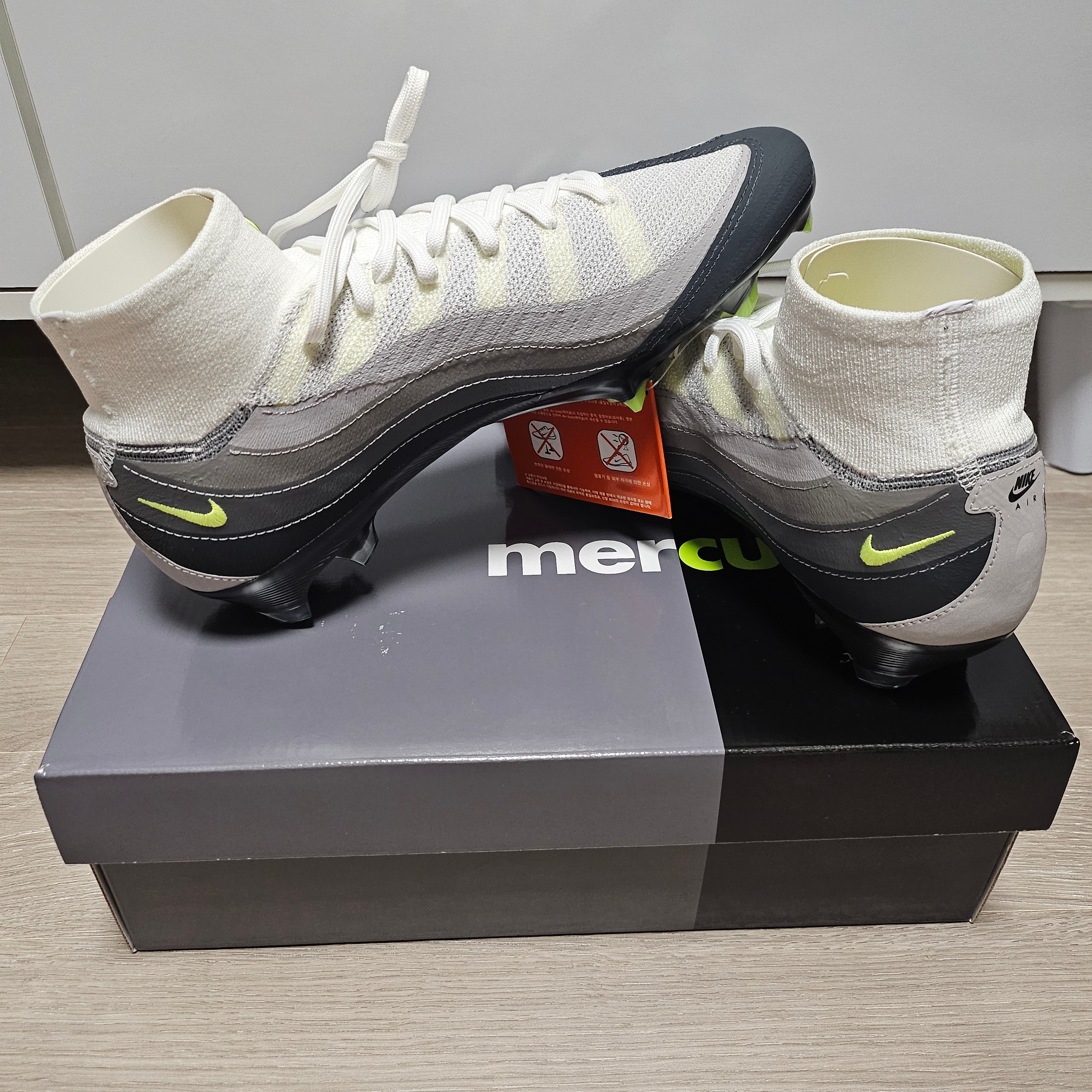 Nike Zoom Mercurial Superfly 10 Elite AM 95 SE FG Black Neon Yellow 착용 스타일 - 6