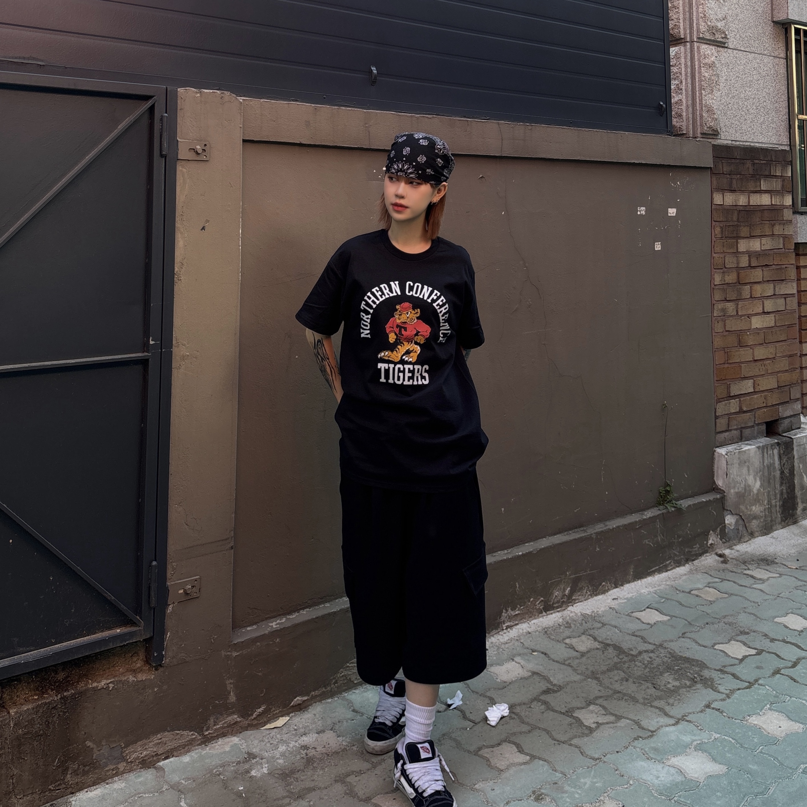 Gildan X American Collection Tiger T-Shirt Black 착용 스타일 - 3