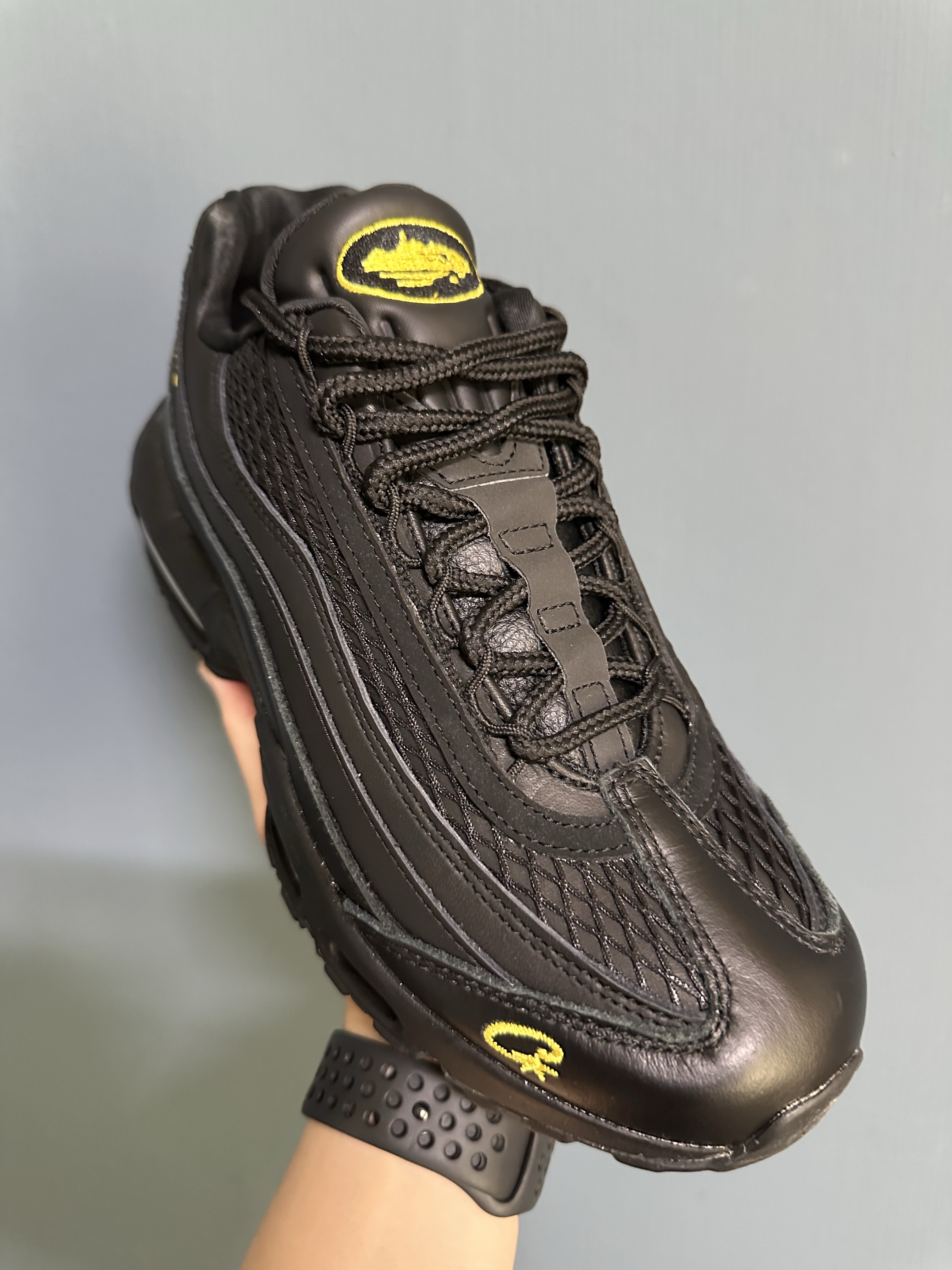 Nike x Corteiz Air Max 95 Black and Tour Yellow 착용 스타일 - 2