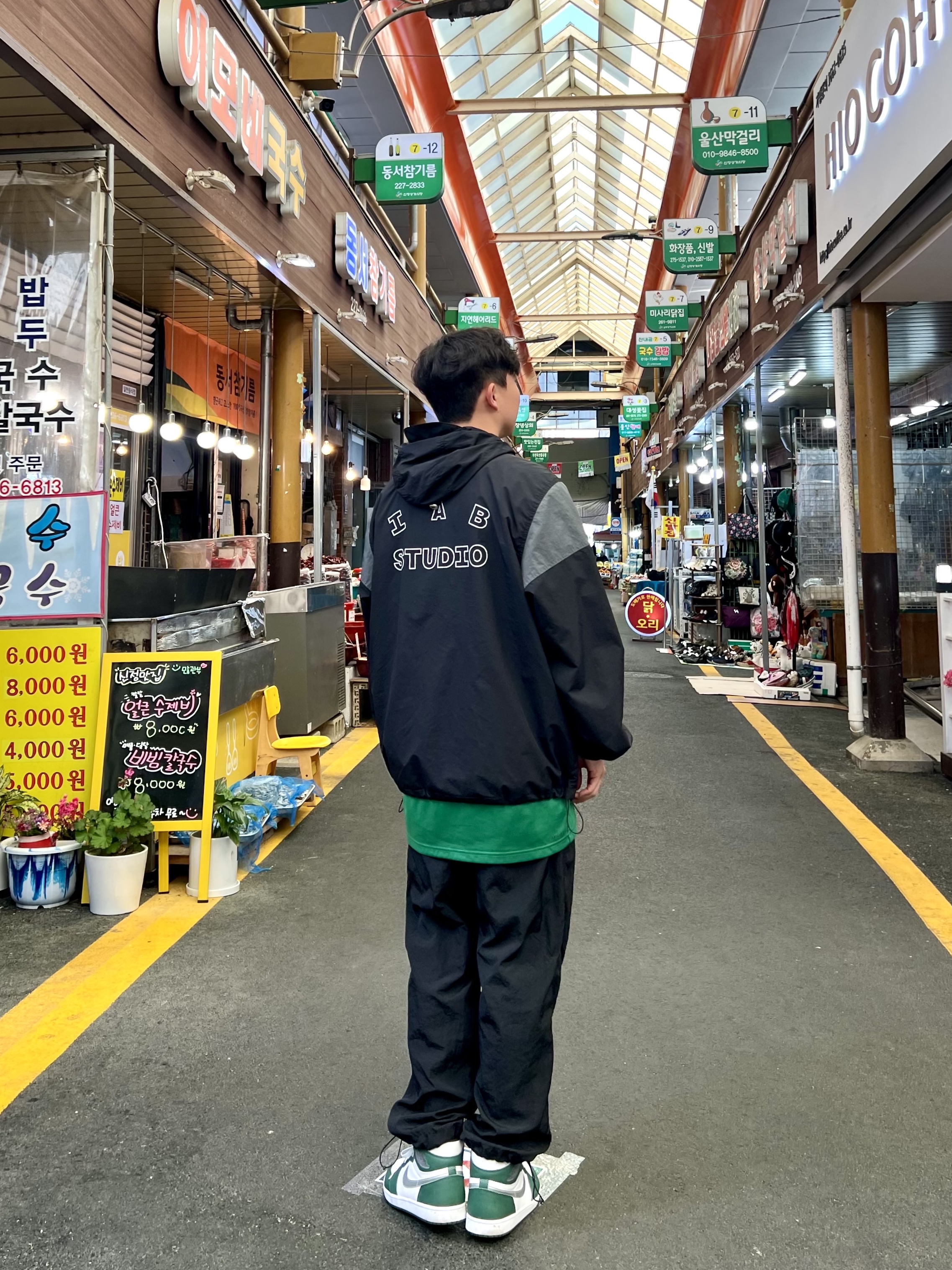 IAB Studio Wind Jacket Pack Black Silver, Nike Jayson Tatum Boston Celtics Icon Edition 2022/23 NBA Swingman Jersey Clover 착용 스타일