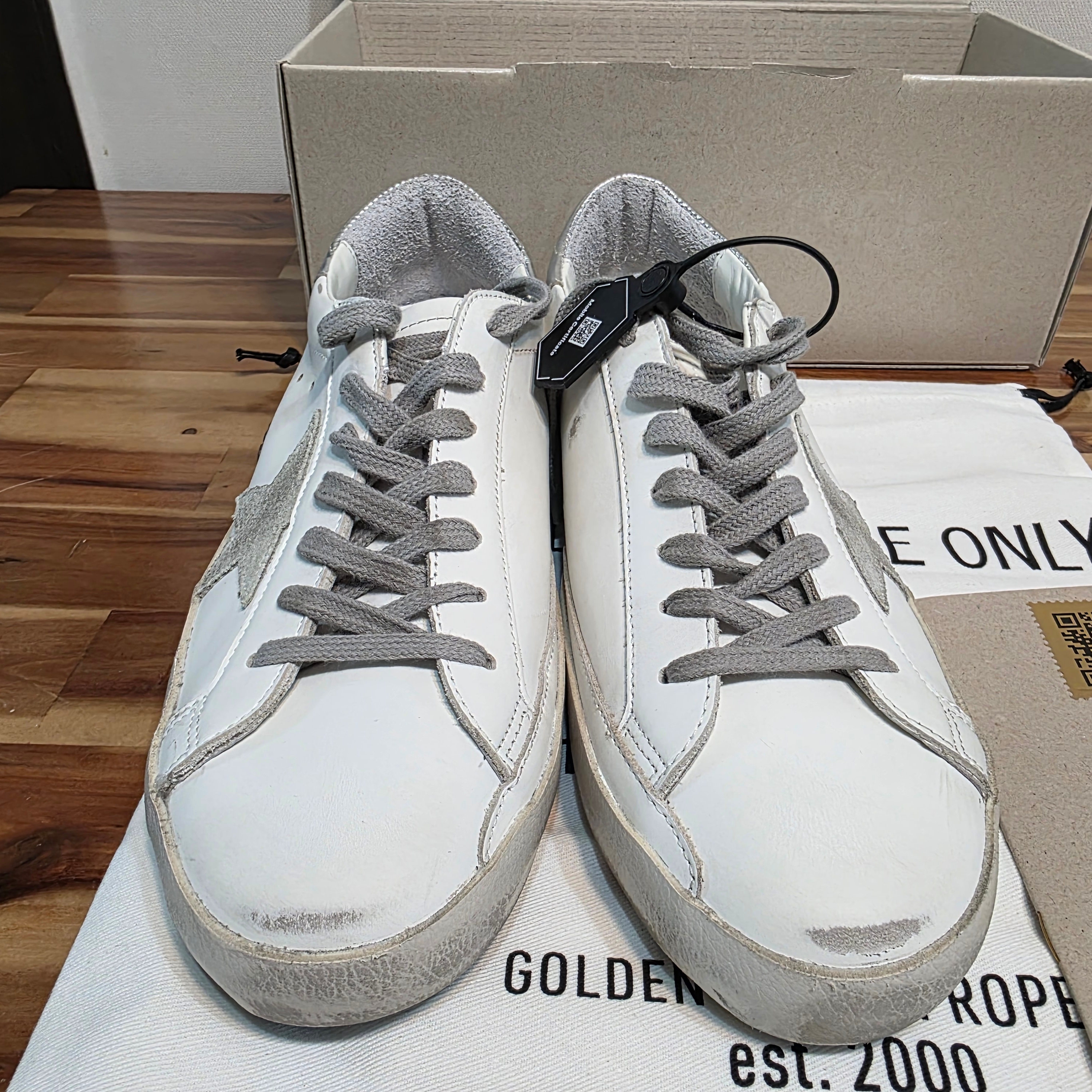 Golden Goose Superstar White Silver Heel Tab Sneakers 착용 스타일 - 1