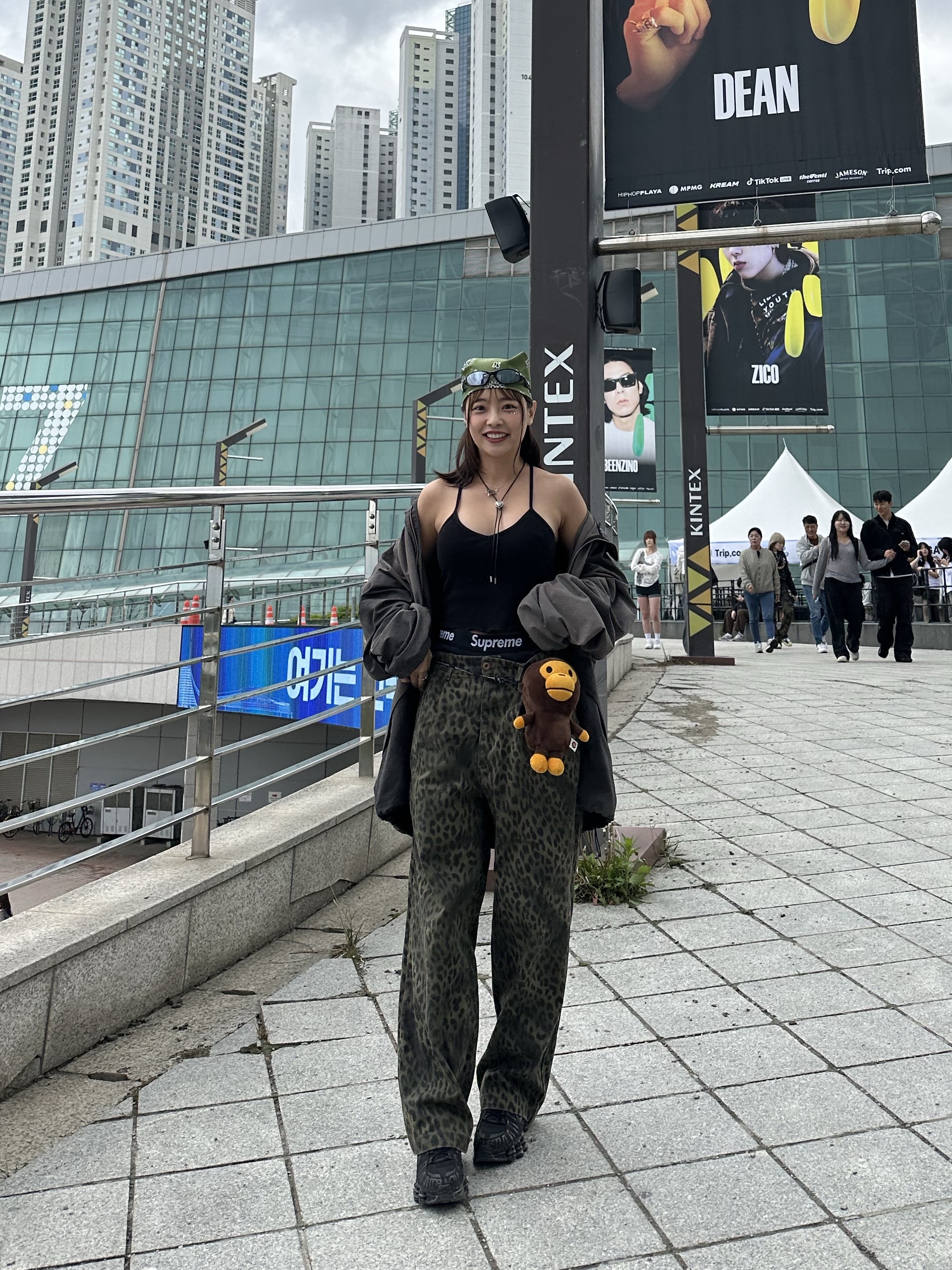 BAPE Baby Milo Mobile Bag Brown, (W) Nike Shox TL Black and Max Orange 착용 스타일 - 1