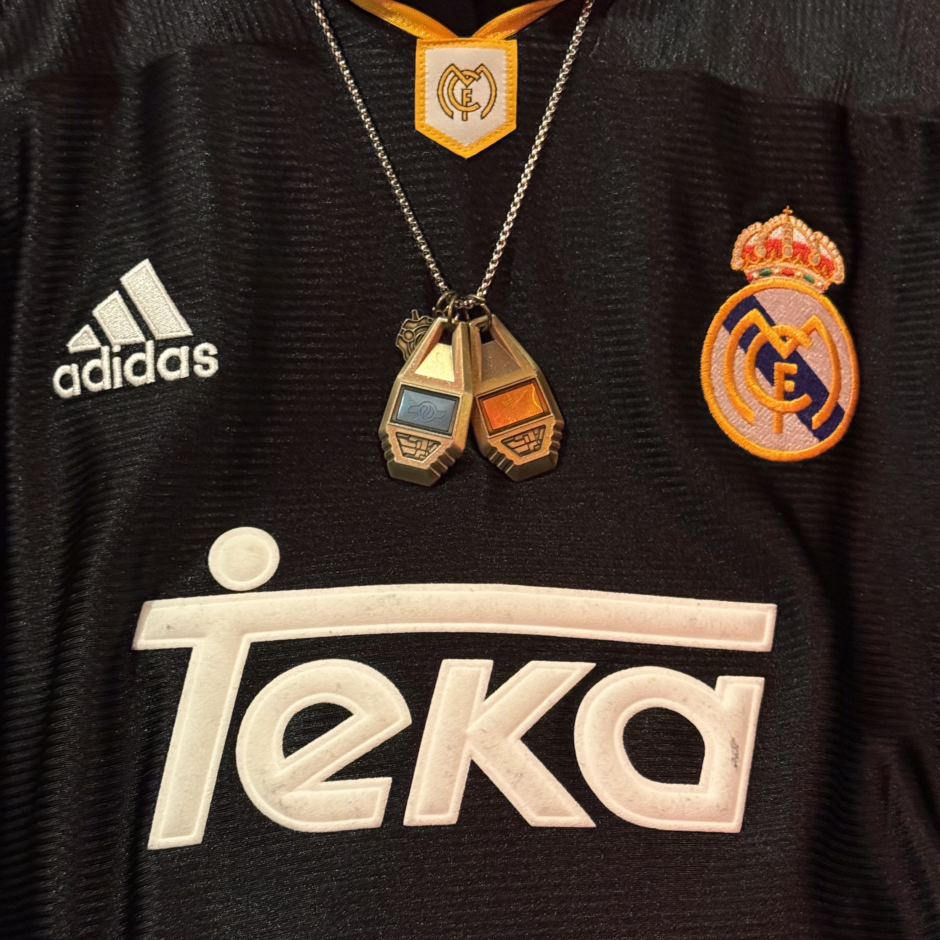 Adidas Real Madrid 99/00 Away Jersey Black - KR Sizing (Non Marking Ver.), Nike Shox R4 Black and Metallic Silver 착용 스타일 - 2