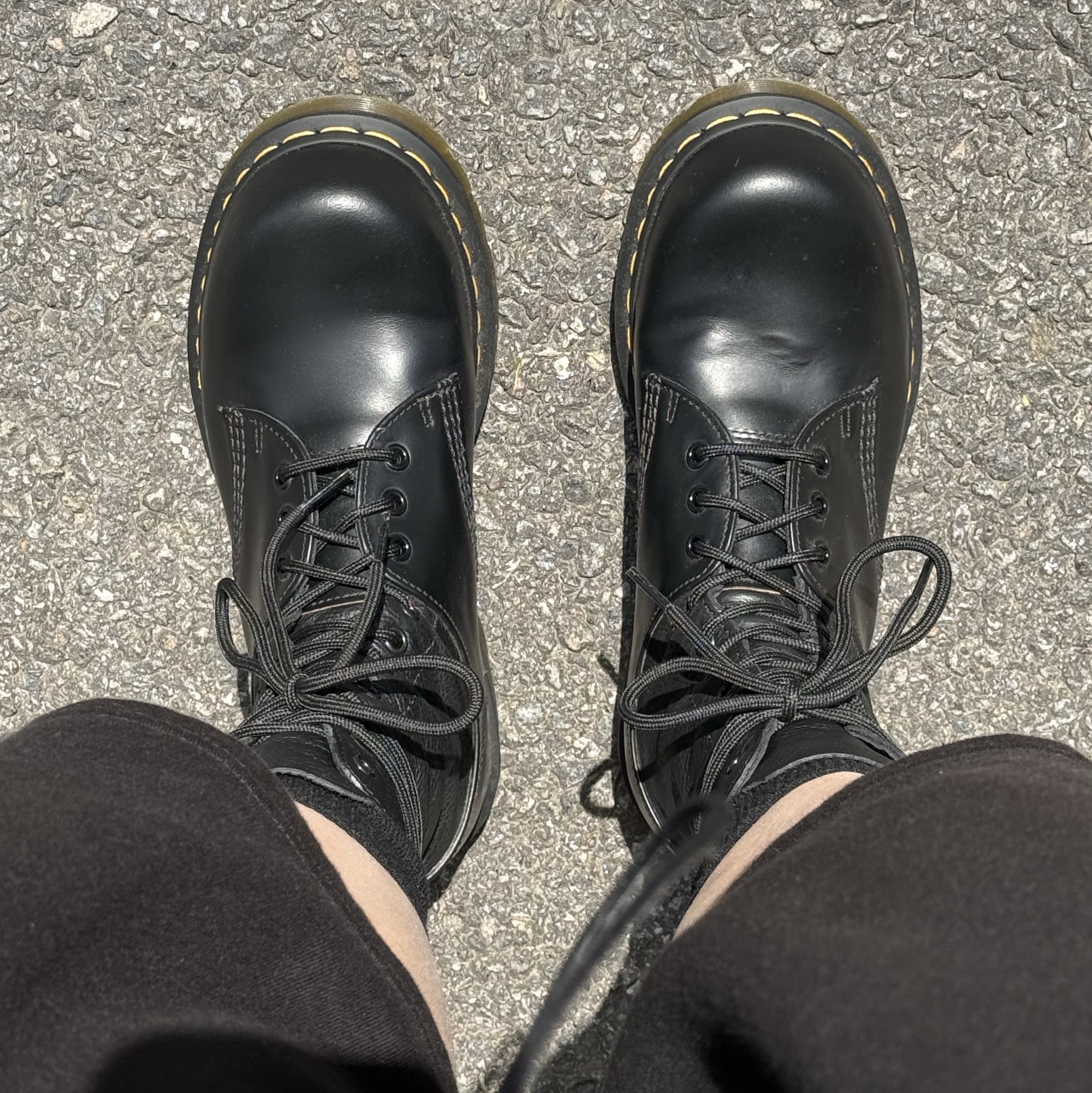 Dr. Martens x MM6 Maison Margiela 1490/1461 Twist Vintage Smooth Virginia Black 착용 스타일 - 1