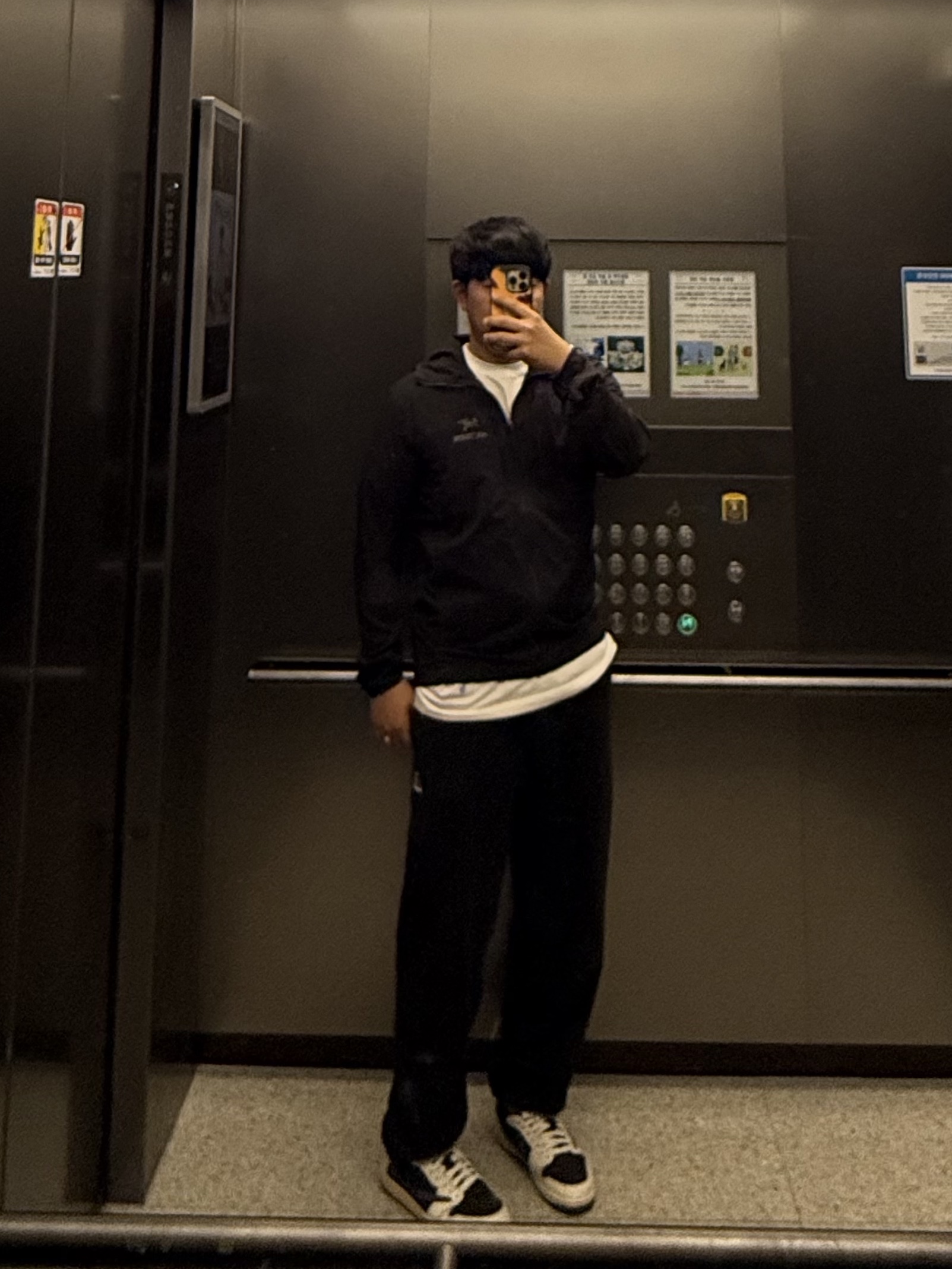 Arc'teryx Squamish Hoody Black, (W) Jordan 1 x Travis Scott Retro Low OG SP Medium Olive 착용 스타일