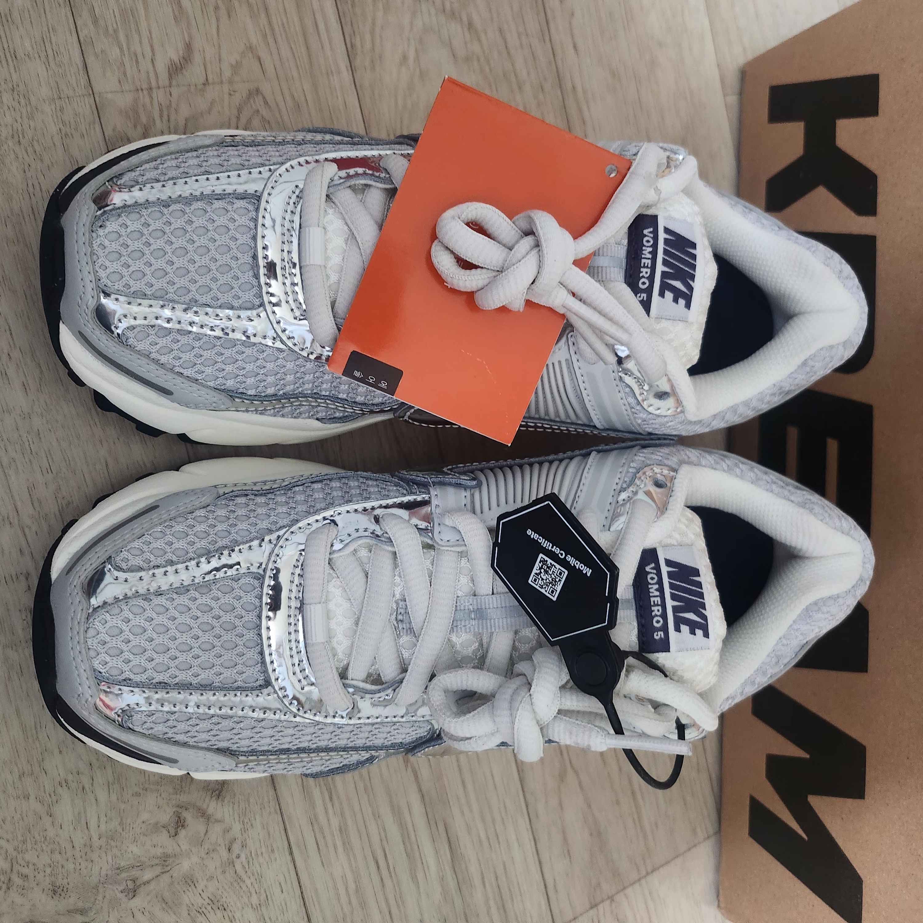 (W) Nike Zoom Vomero 5 Photon Dust and Metallic Silver 착용 스타일 - 2