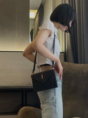 Saint Laurent Gaby Satchel Bag Black 착용 스타일 - 1