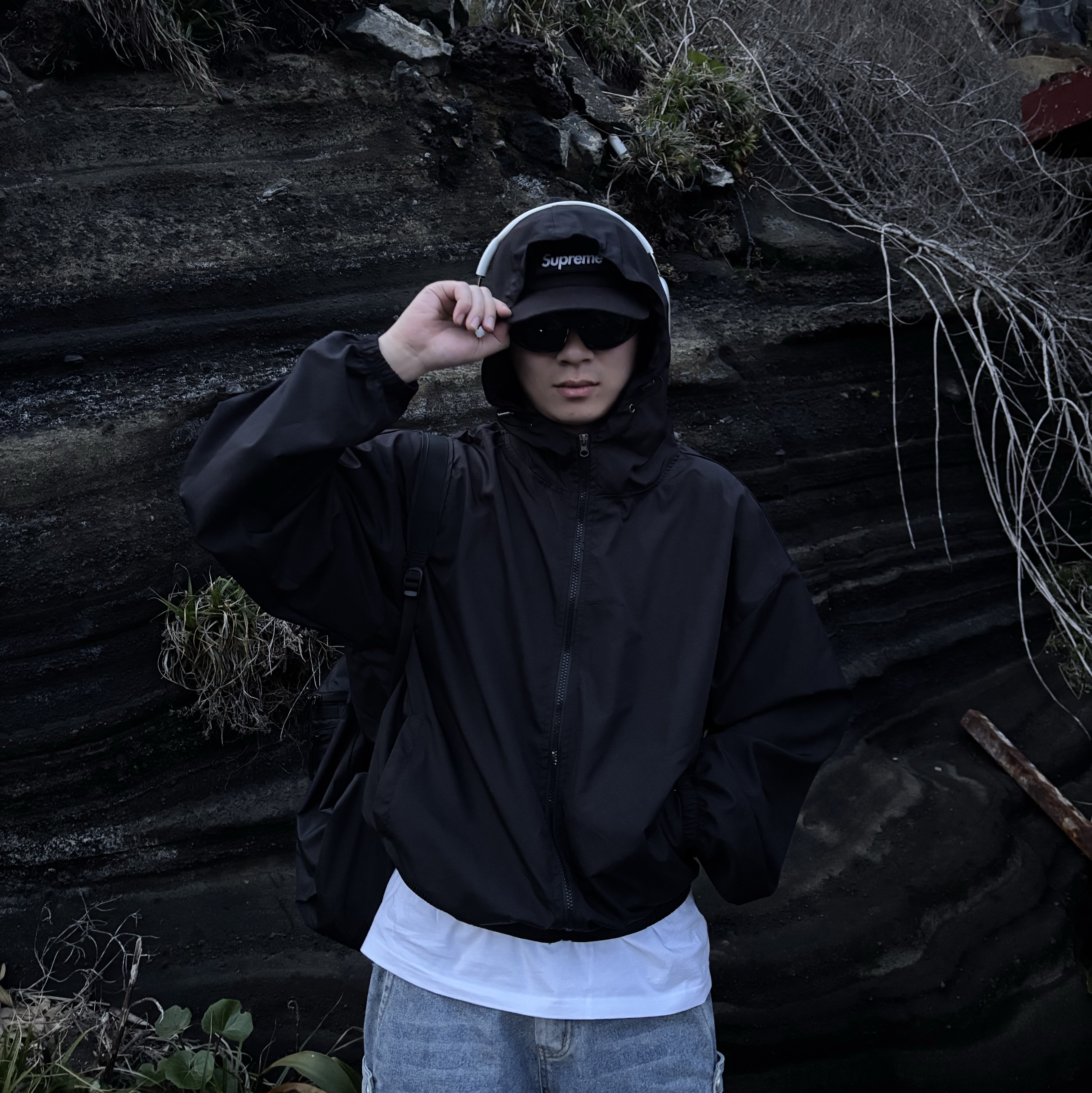 Arc'teryx Heliad 15 Backpack Black, Sansan Gear Logo T-Shirt Off White - 23SS 착용 스타일 - 4