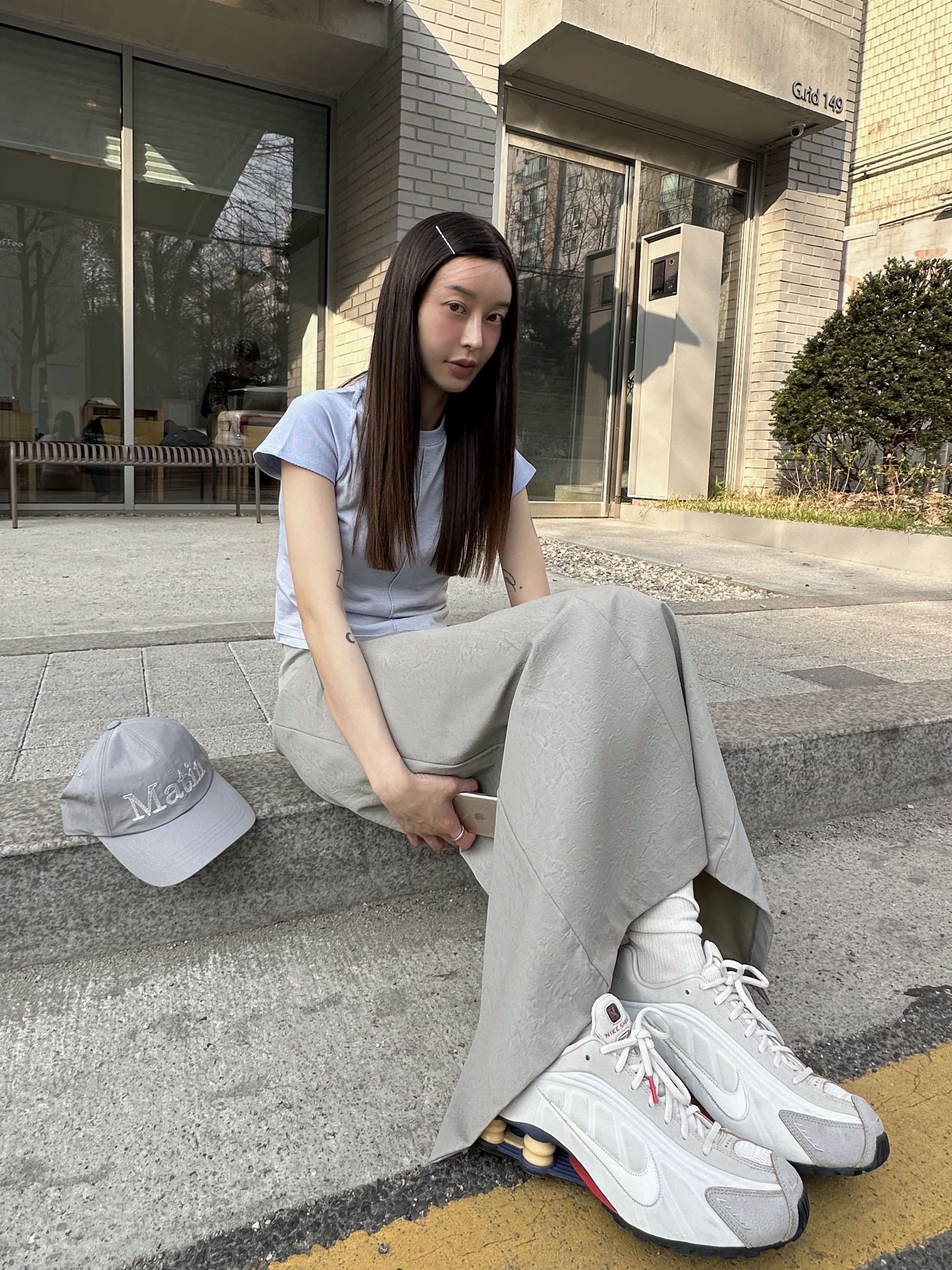 Nike Shox R4 PRM Light Iron Ore and Phantom, Arc'teryx Granville Crossbody Bag Black 착용 스타일 - 10