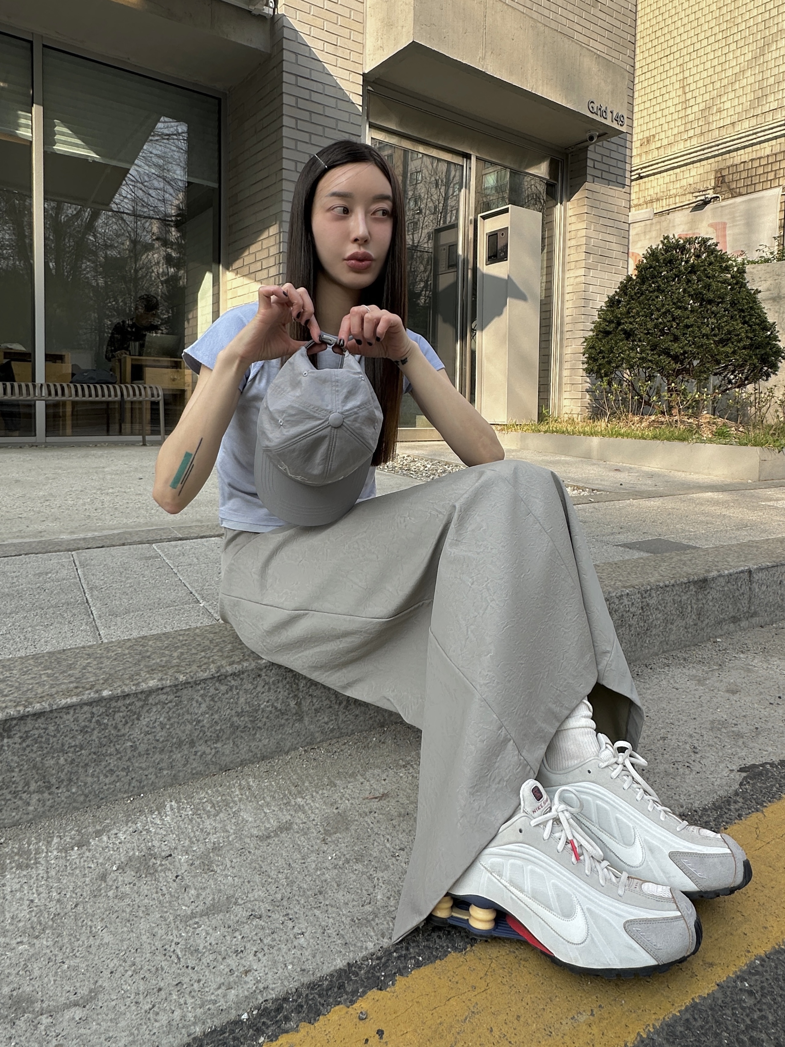 Nike Shox R4 PRM Light Iron Ore and Phantom, Arc'teryx Granville Crossbody Bag Black 착용 스타일 - 1