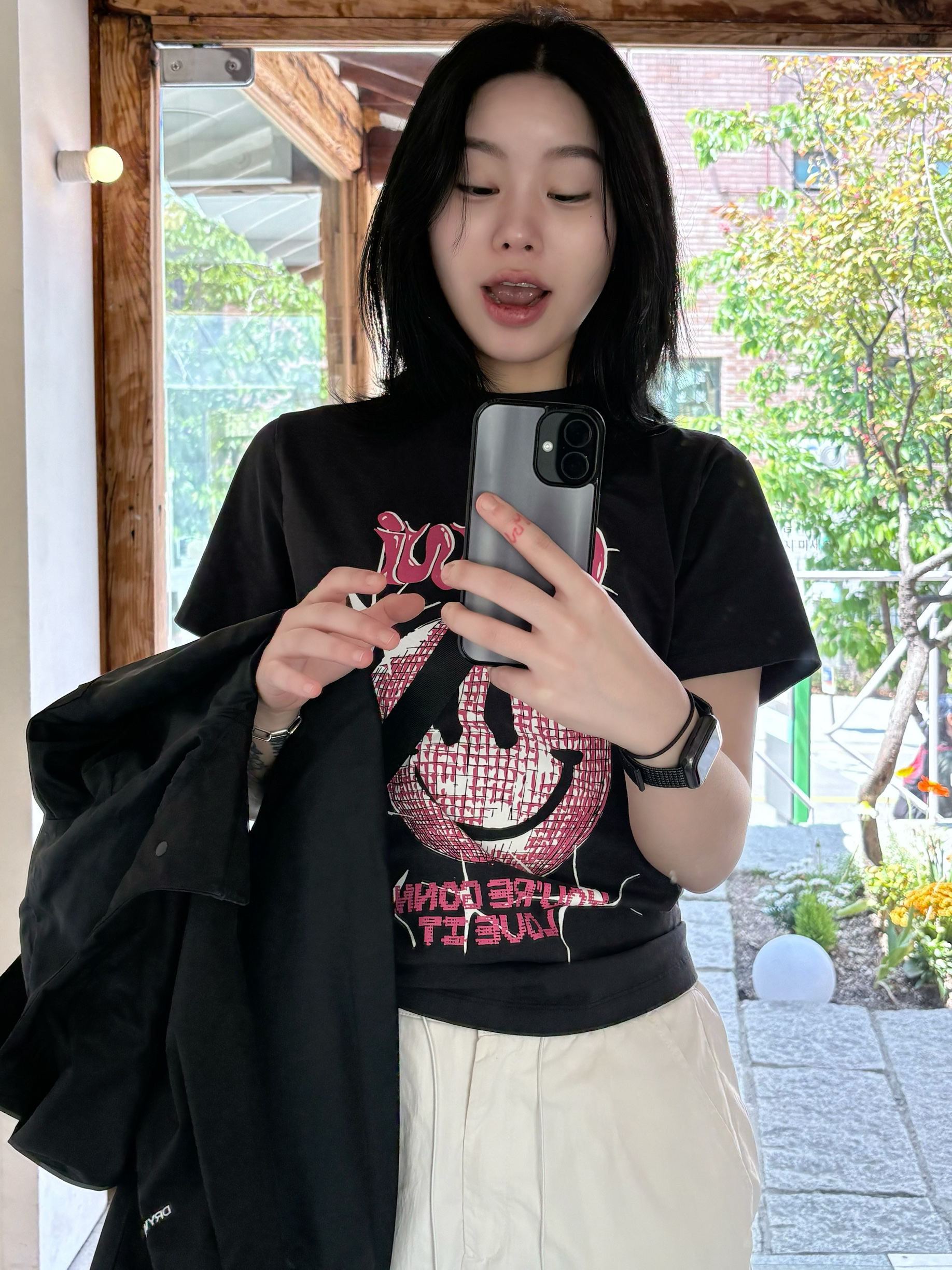 (W) Ganni Smiley Relaxed T-Shirt Phantom, Salomon RX Moc 3.0 Pewter Desert 착용 스타일 - 3