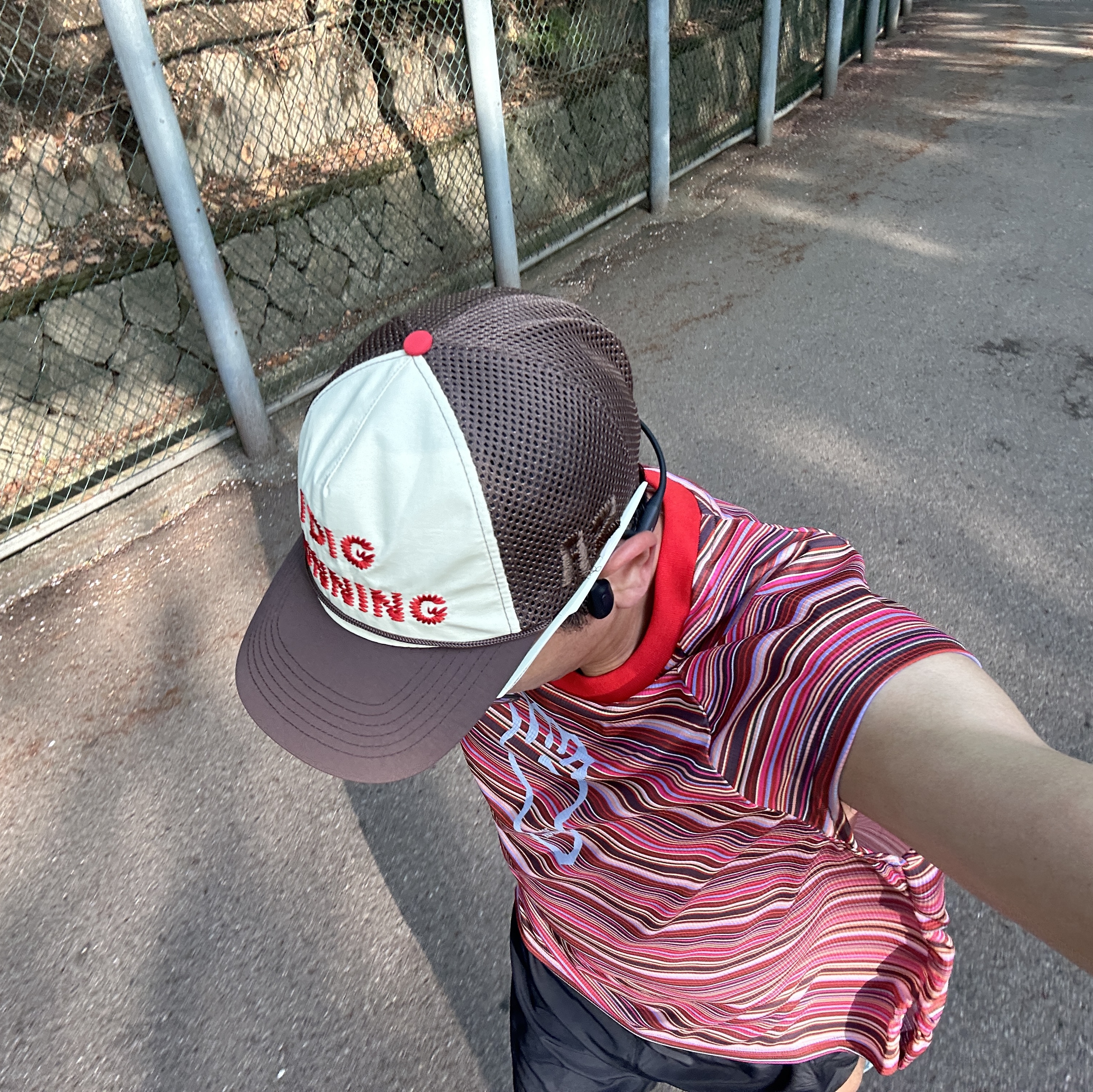 Alex Zono Marathon Vest Sunset, Alex Zono I Dig Running Trucker Hat OG Brown 착용 스타일 - 1