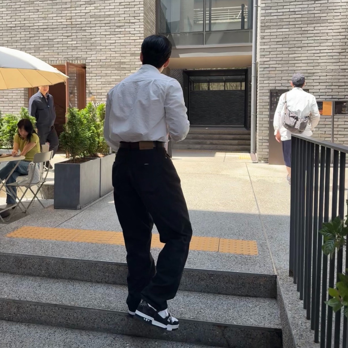 Louis Vuitton LV Trainer Sneakers Monogram Denim Black 착용 스타일