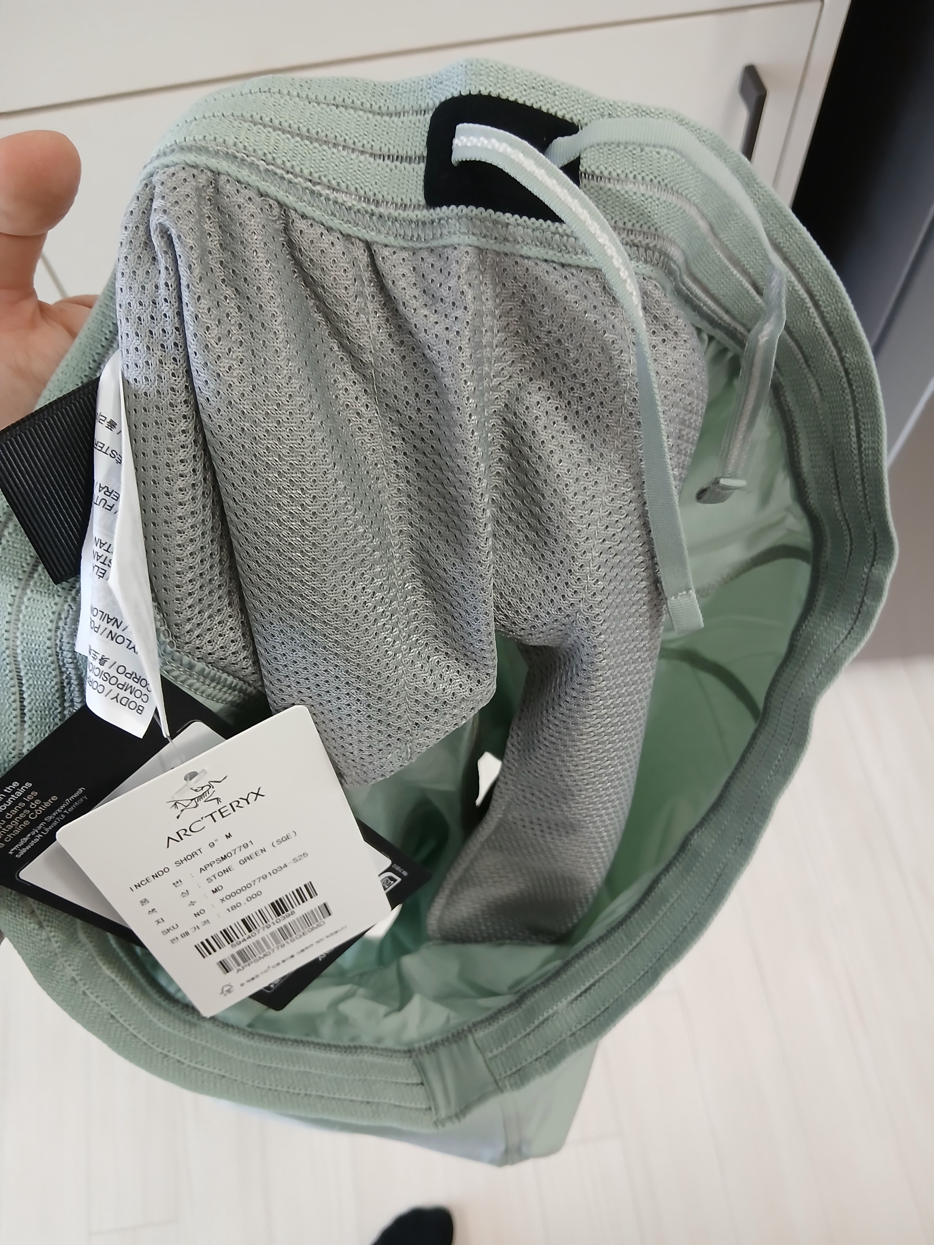 Arc'teryx Incendo Shorts 9 Inch Stone Green 착용 스타일 - 6