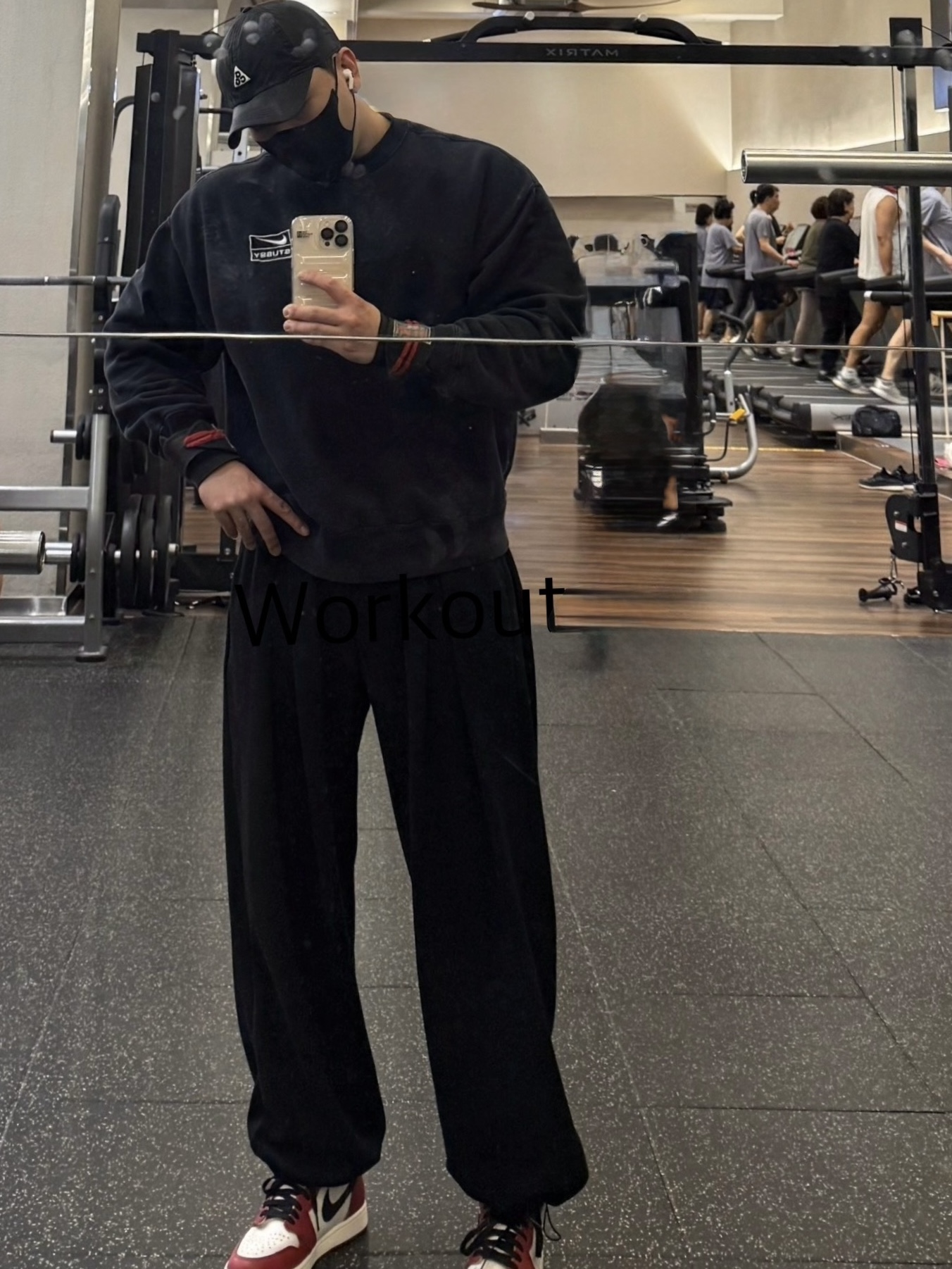 Nike x Stussy NRG Washed Fleece Crewneck Black (DO5310-010), Jordan 1 Retro High OG Chicago 2022 착용 스타일