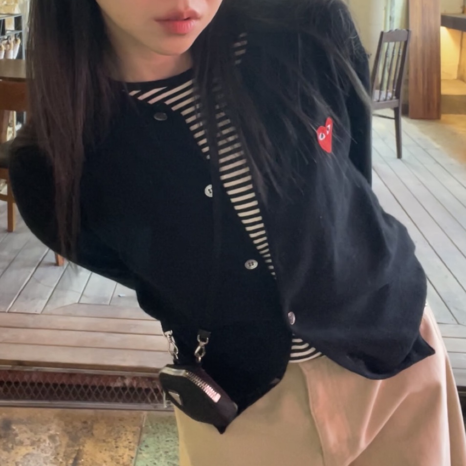 Play Comme des Garcons Red Heart Knit Cardigan Black 착용 스타일