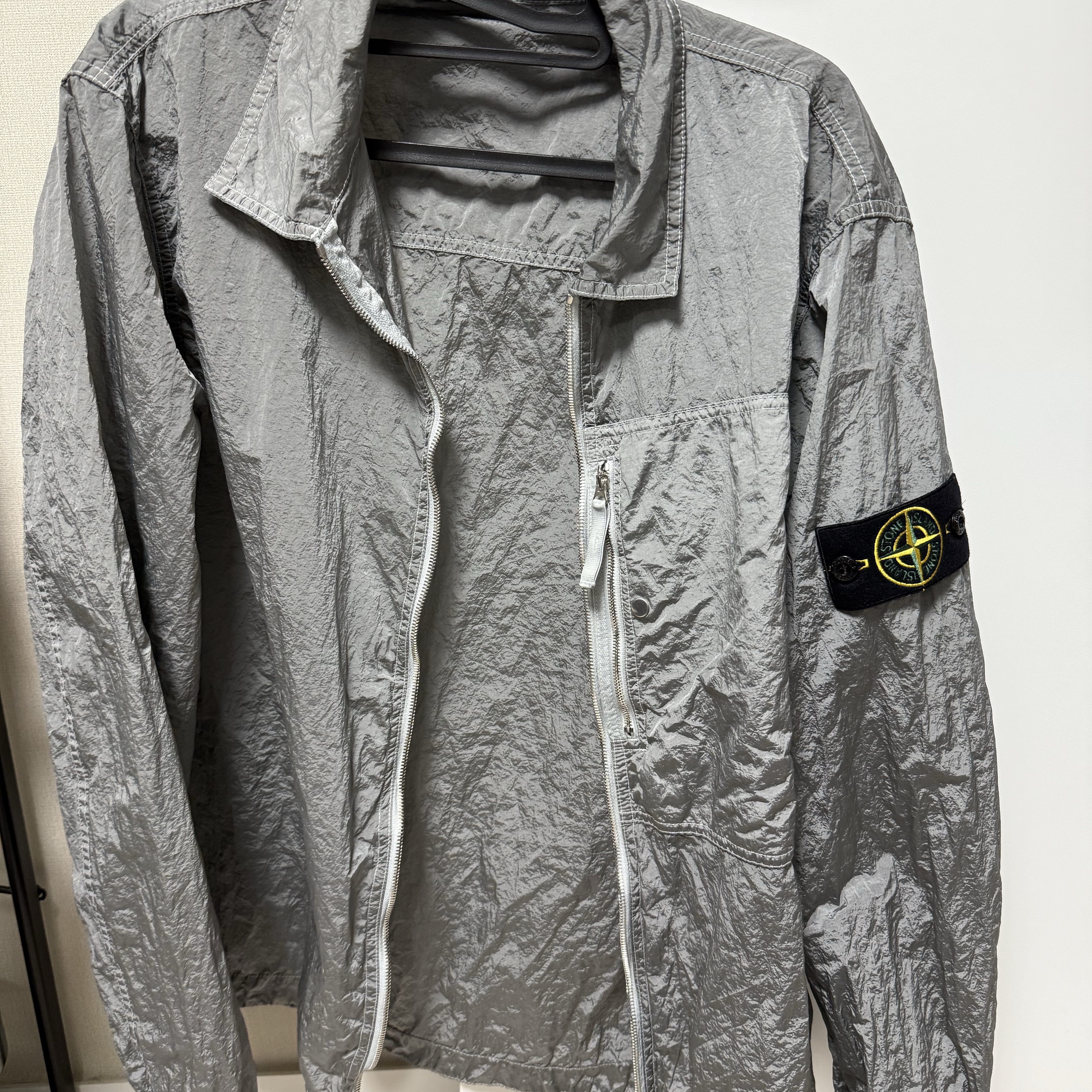 Stone Island 1200005 Nylon Metal in Econyl Overshirt with Pocket and Two-Way Zipper Pearl Grey - 25SS 착용 스타일