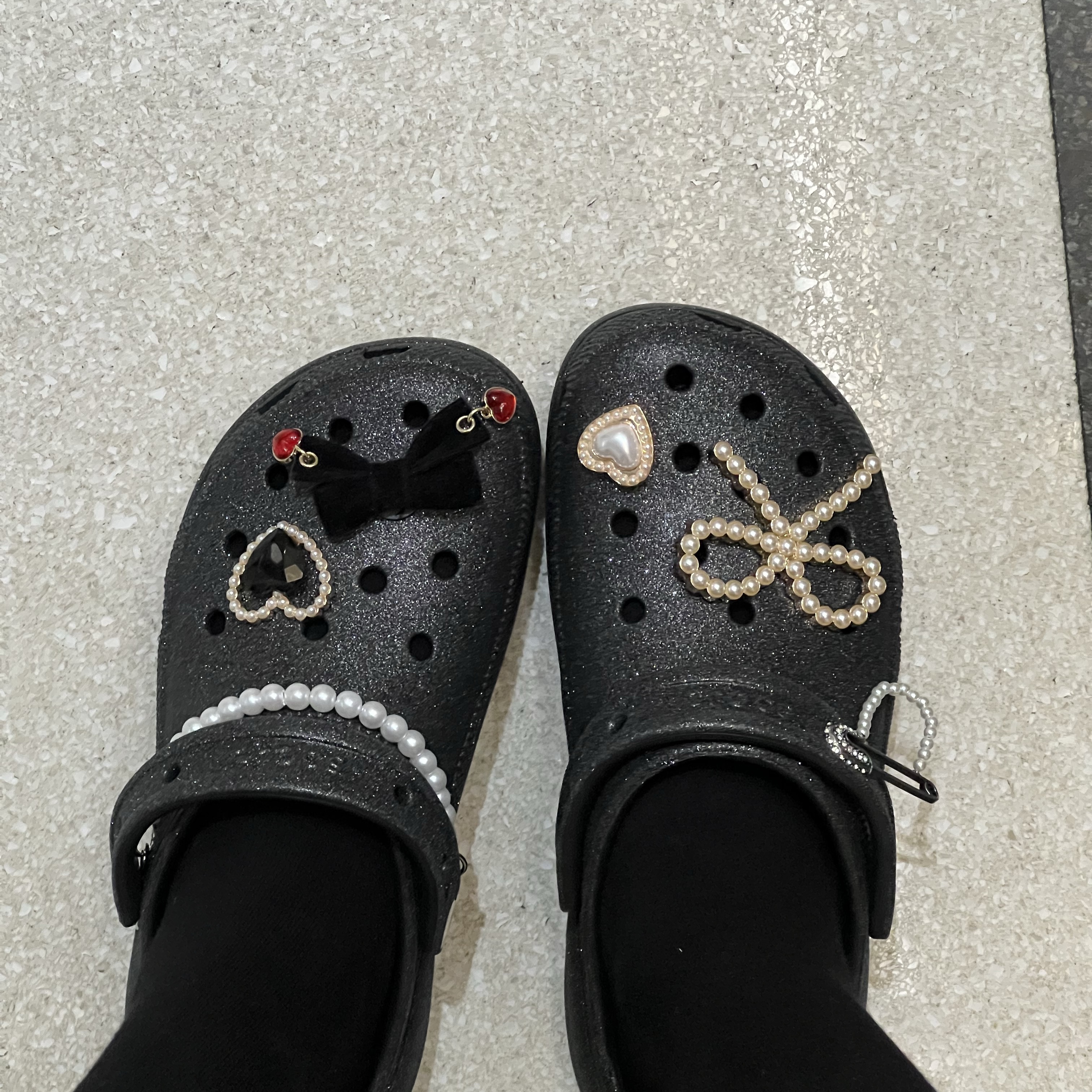 (W) Crocs Classic Platform Glitter Lined Clog Silver 착용 스타일 - 2