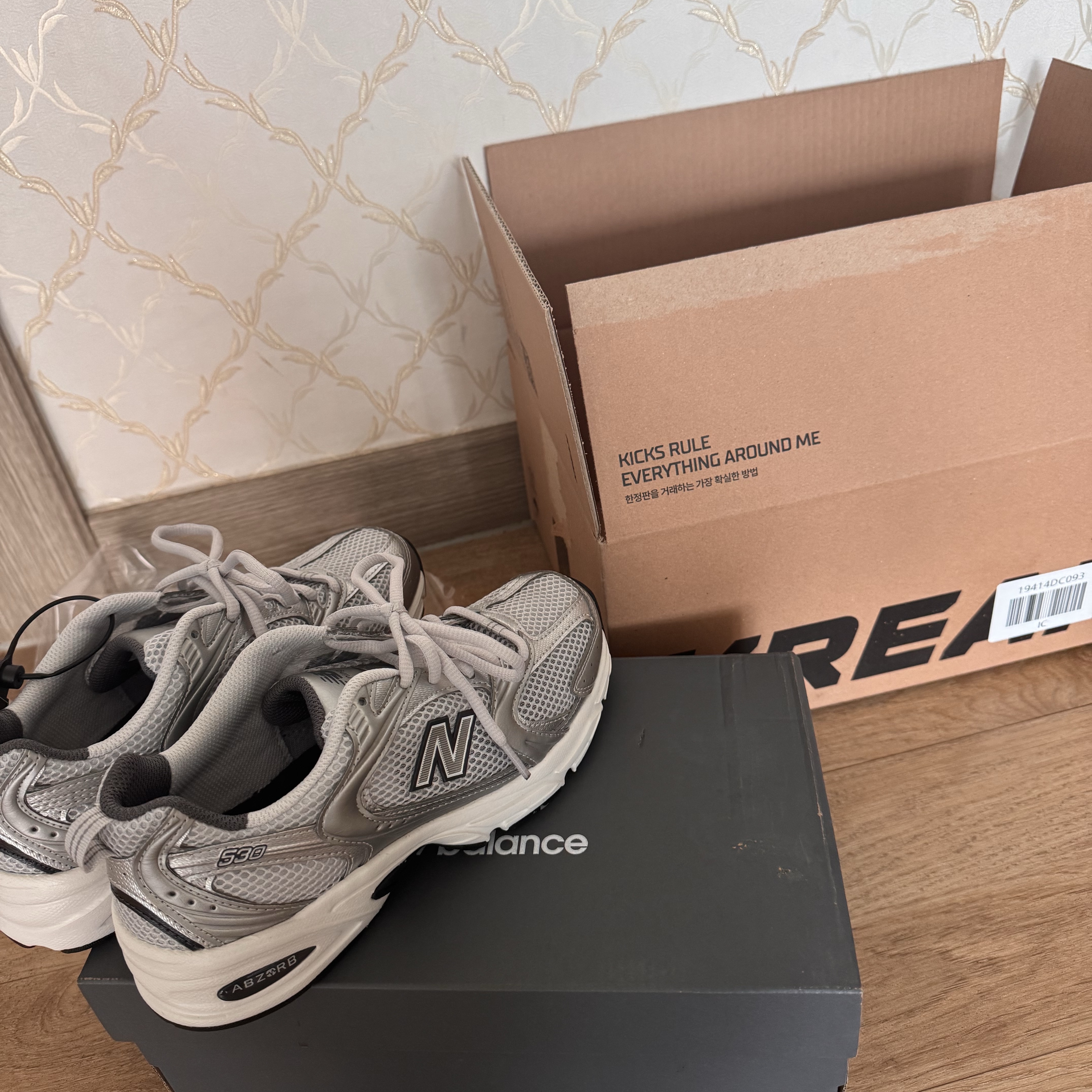 New Balance 530 Grey Matter Silver Metallic 착용 스타일