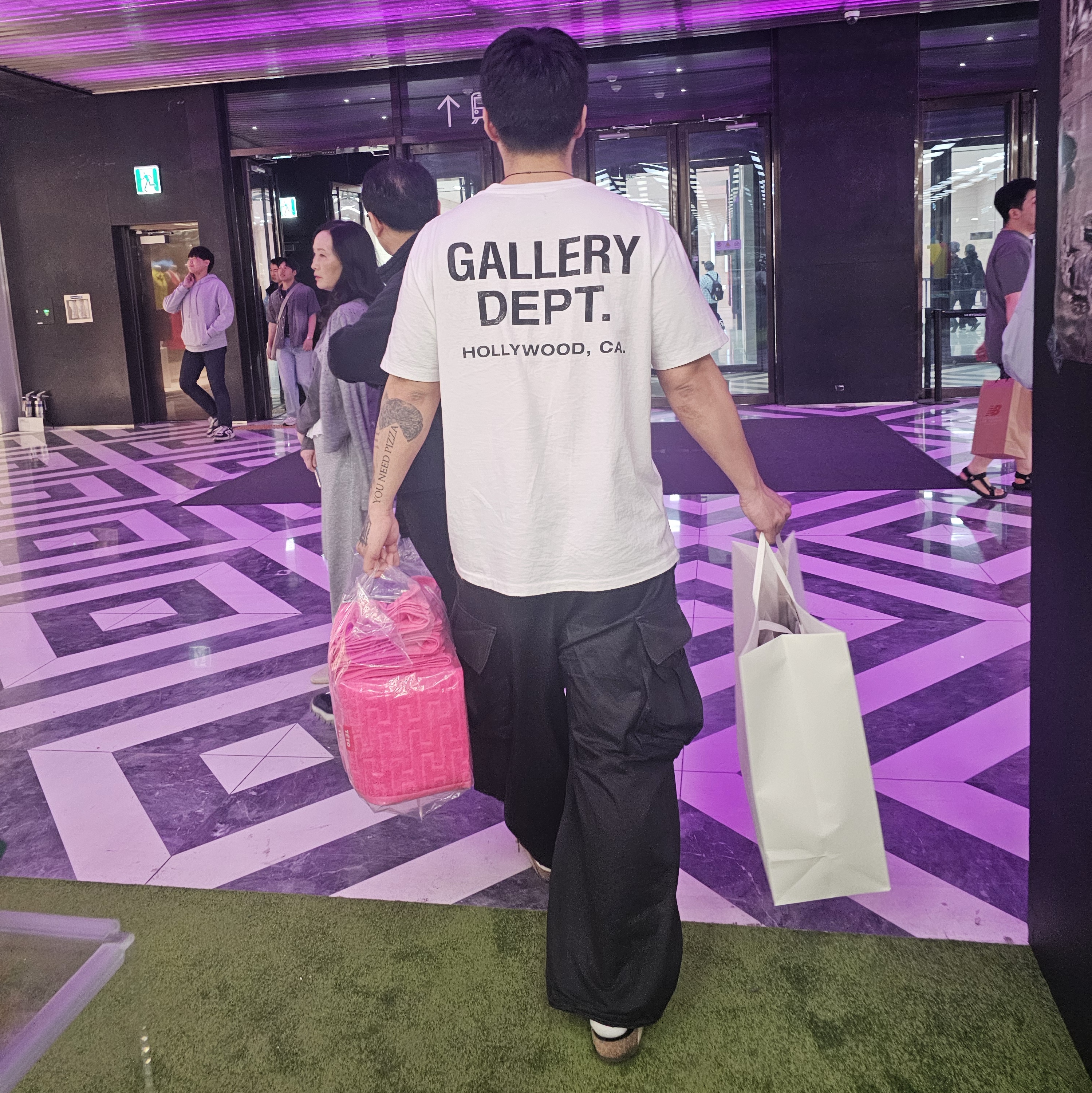 Gallery Dept. Souvenir T-Shirt White, Needles H.D. BDU Pants Black 착용 스타일