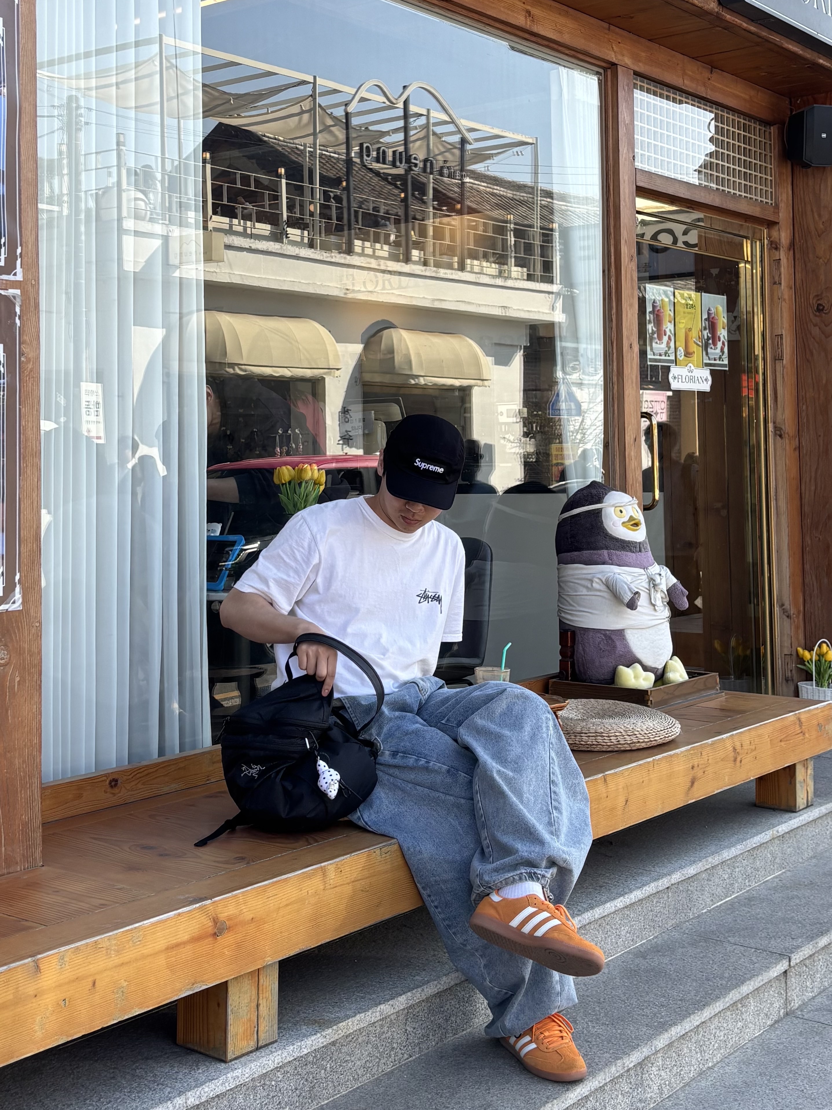 Arc'teryx Heliad 15 Backpack Black, Supreme Military Camp Cap Black - 23FW 착용 스타일 - 3