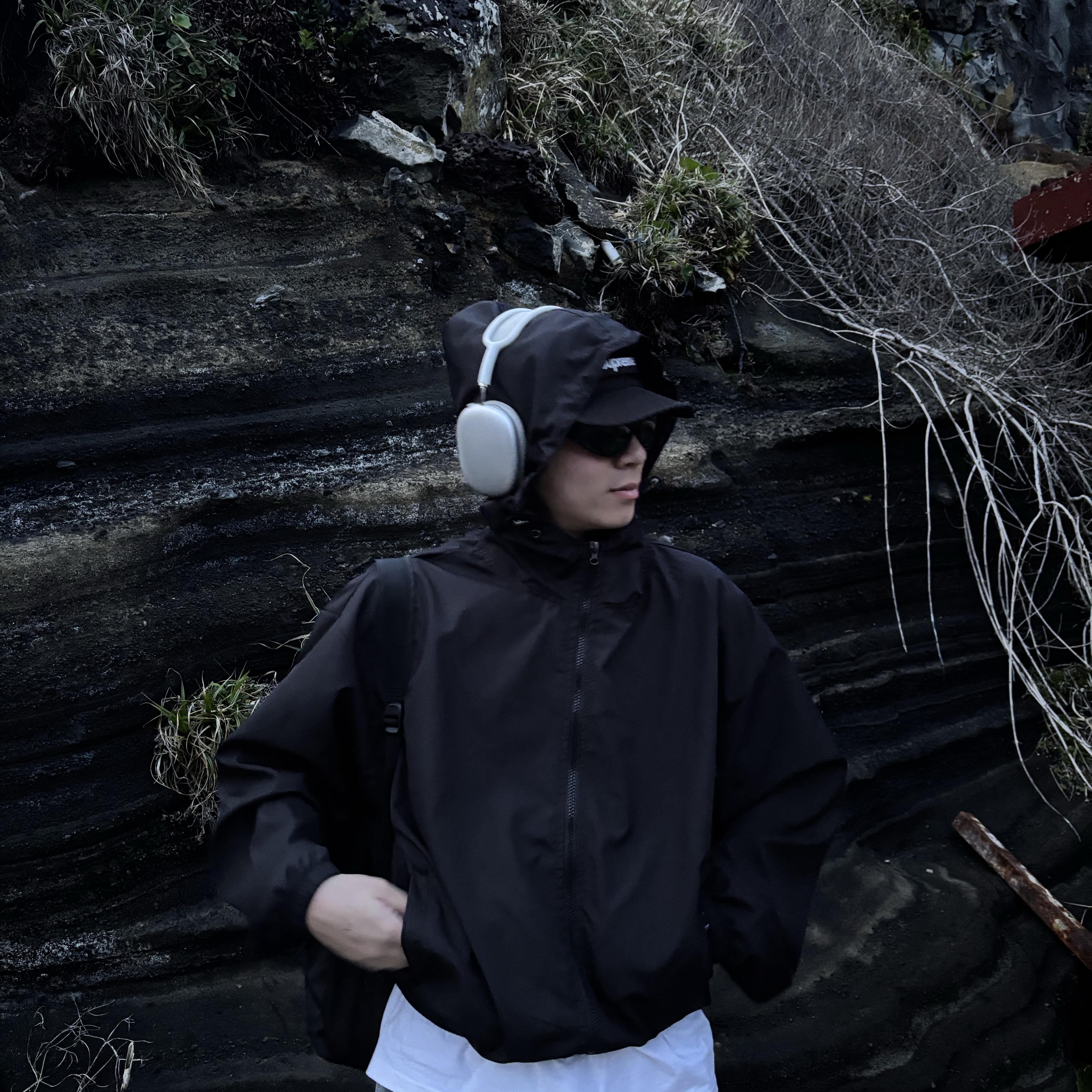 Arc'teryx Heliad 15 Backpack Black, Sansan Gear Logo T-Shirt Off White - 23SS 착용 스타일 - 3