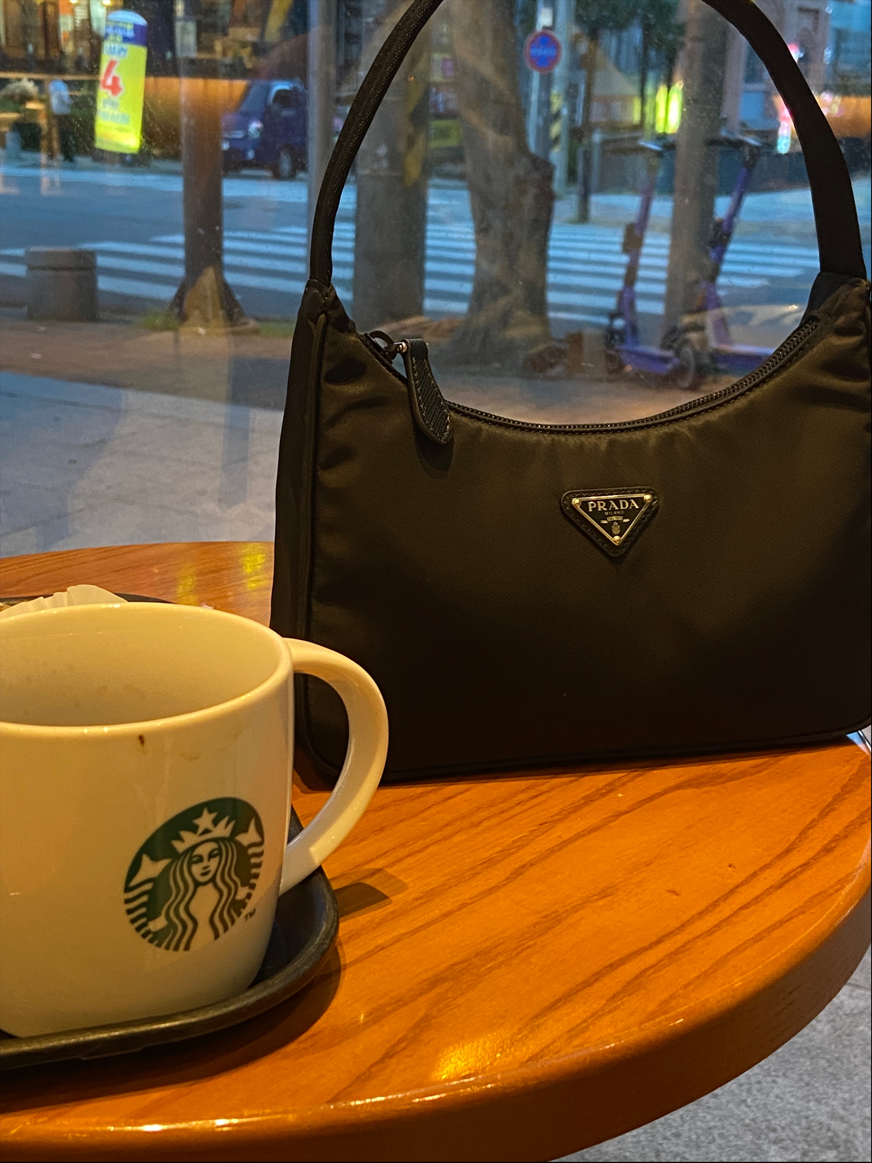 Prada Re-Edition 2000 Re-Nylon Mini Shoulder Bag Black 착용 스타일