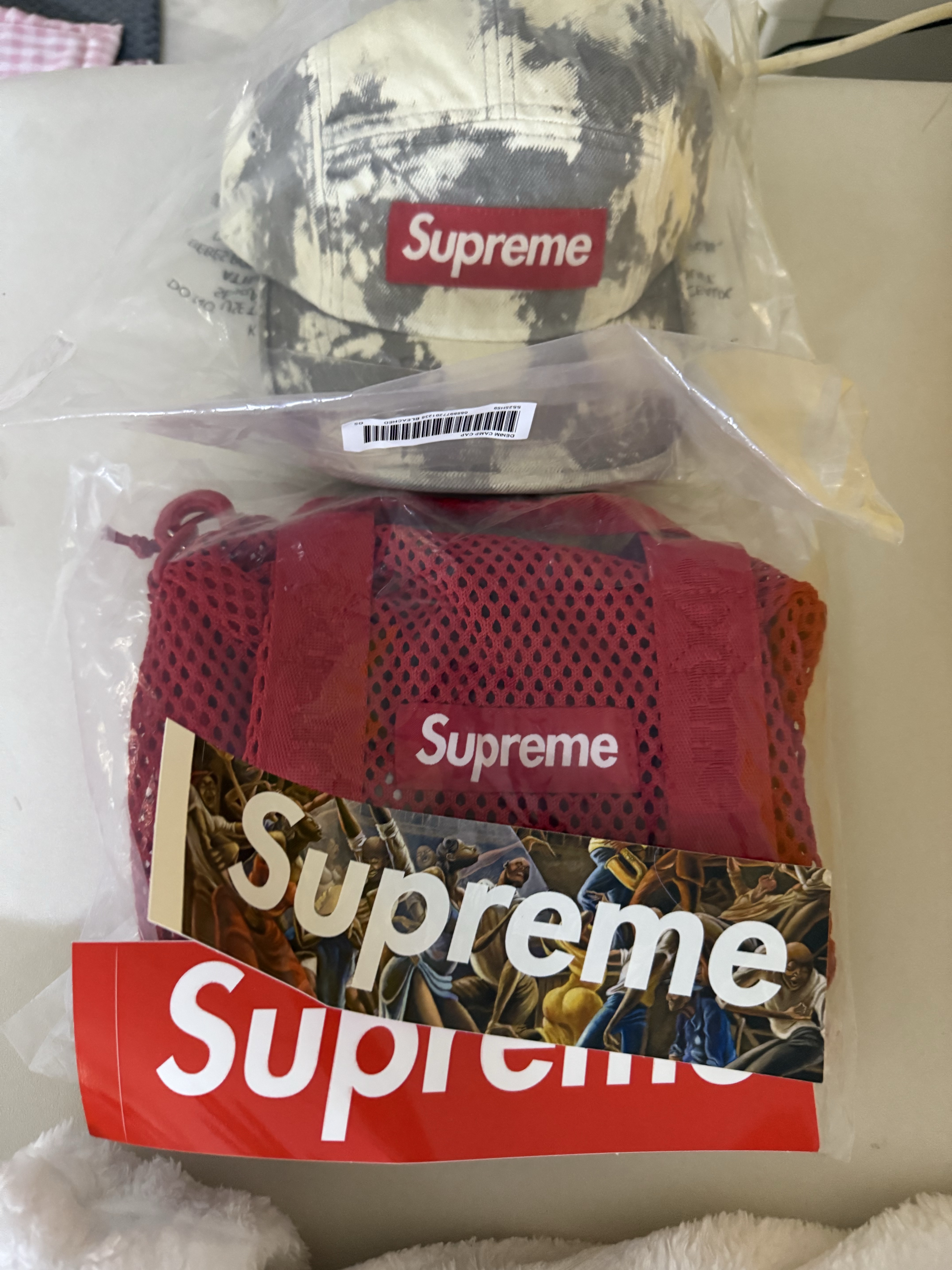 Supreme Mesh Mini Duffle Bag Red - 25SS, Supreme Denim Camp Cap Bleached - 25SS 착용 스타일 - 1