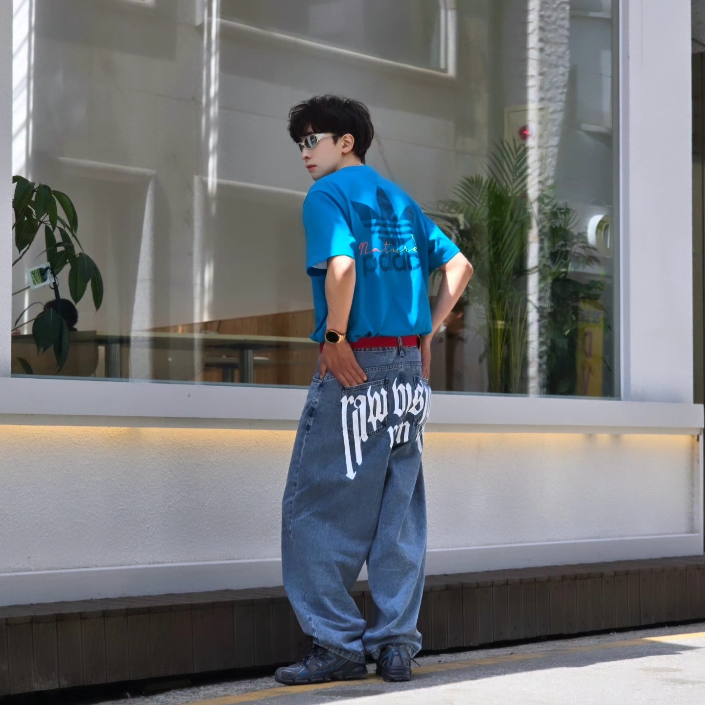Palace x Adidas Nature T-Shirt Mystery Petrol - 22SS, NOMANUAL Raw Vision Denim Pants White Blue 착용 스타일 - 3