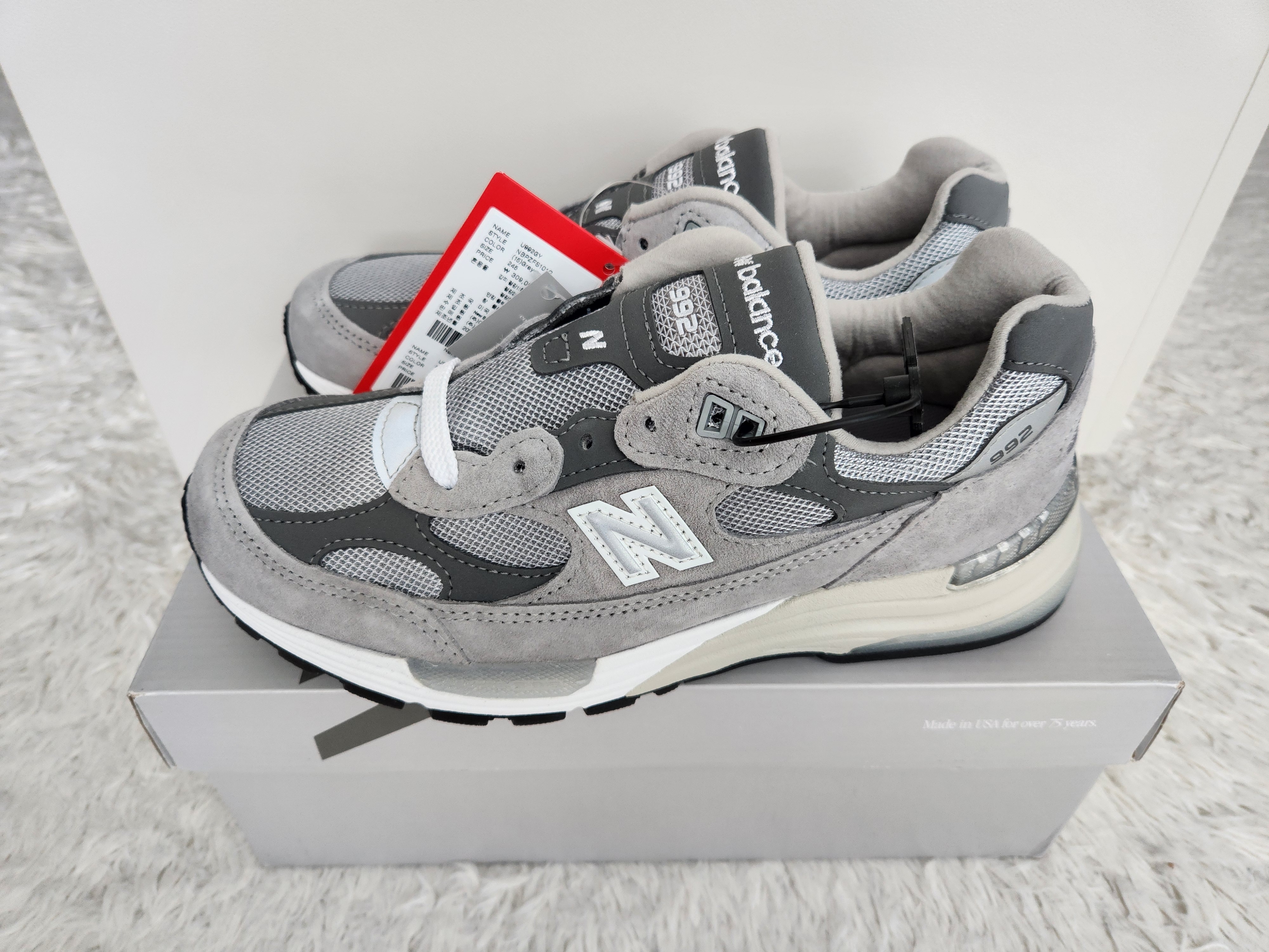 New Balance 992 Made in USA Core Grey Silver Metallic 착용 스타일