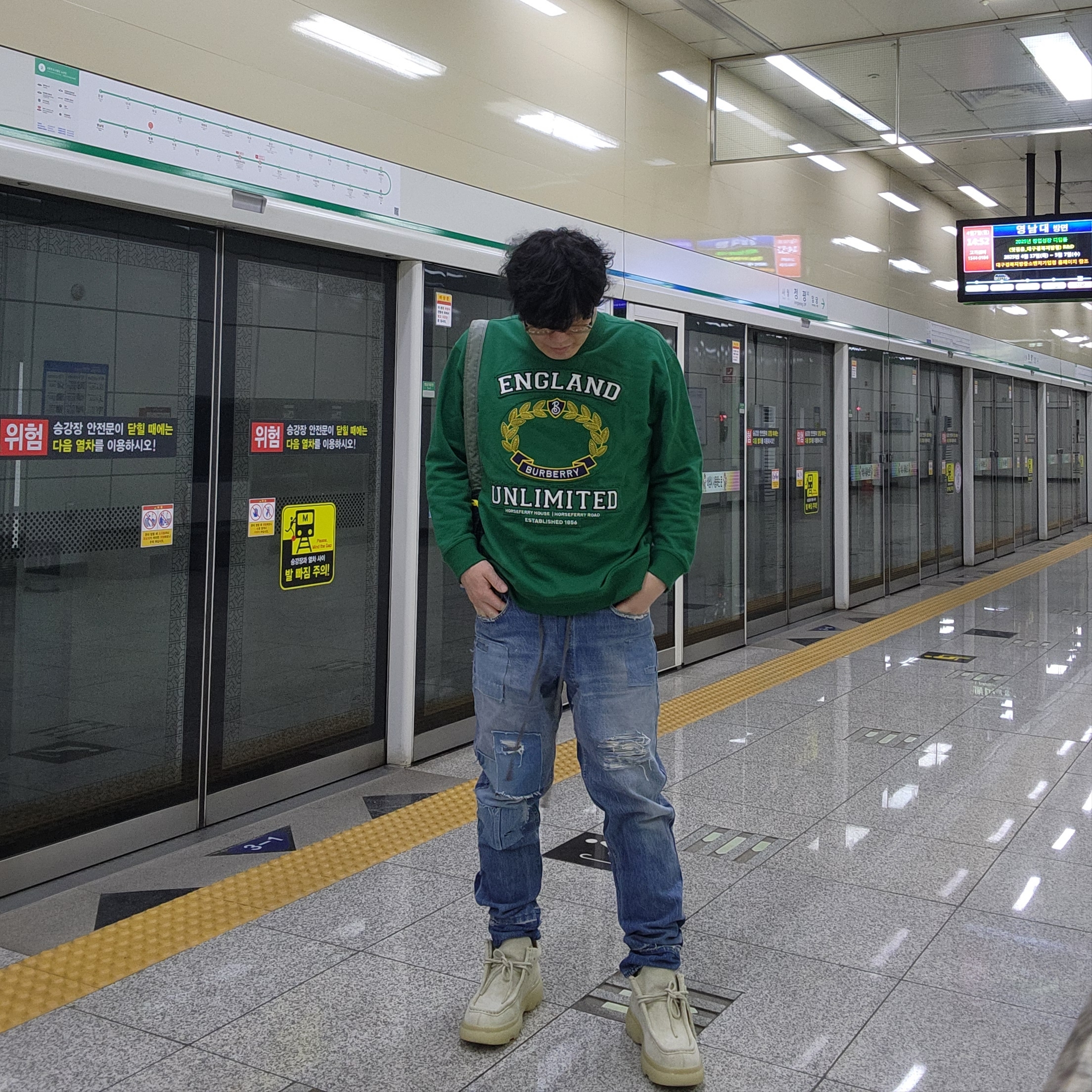 (W) Burberry College Graphic Cotton Oversized Sweatshirt Deep Pine Green, Porter x Paul Smith Shoulder Bag Khaki 착용 스타일 - 1