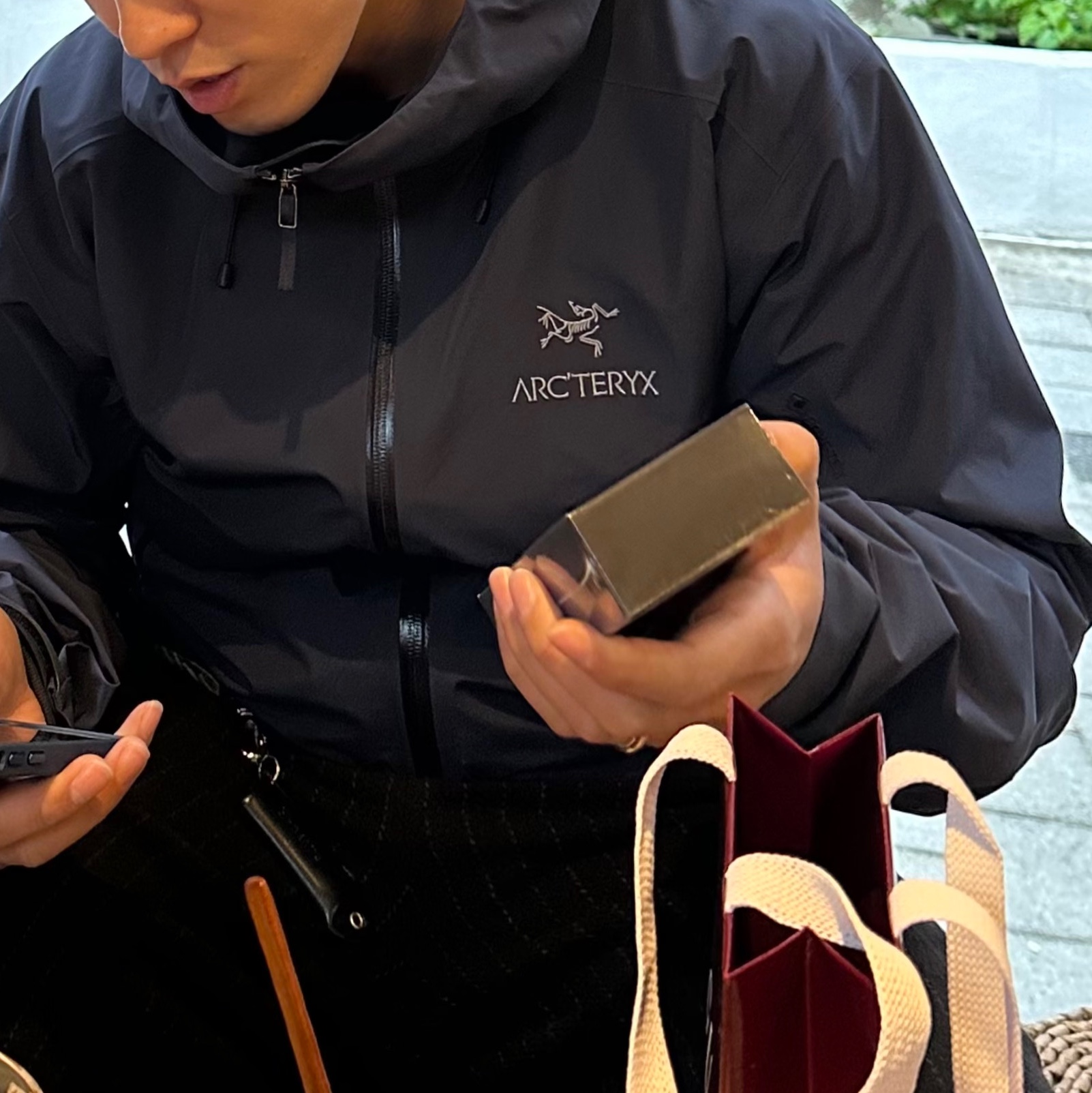 Arc'teryx Beta Jacket Black Sapphire 착용 스타일