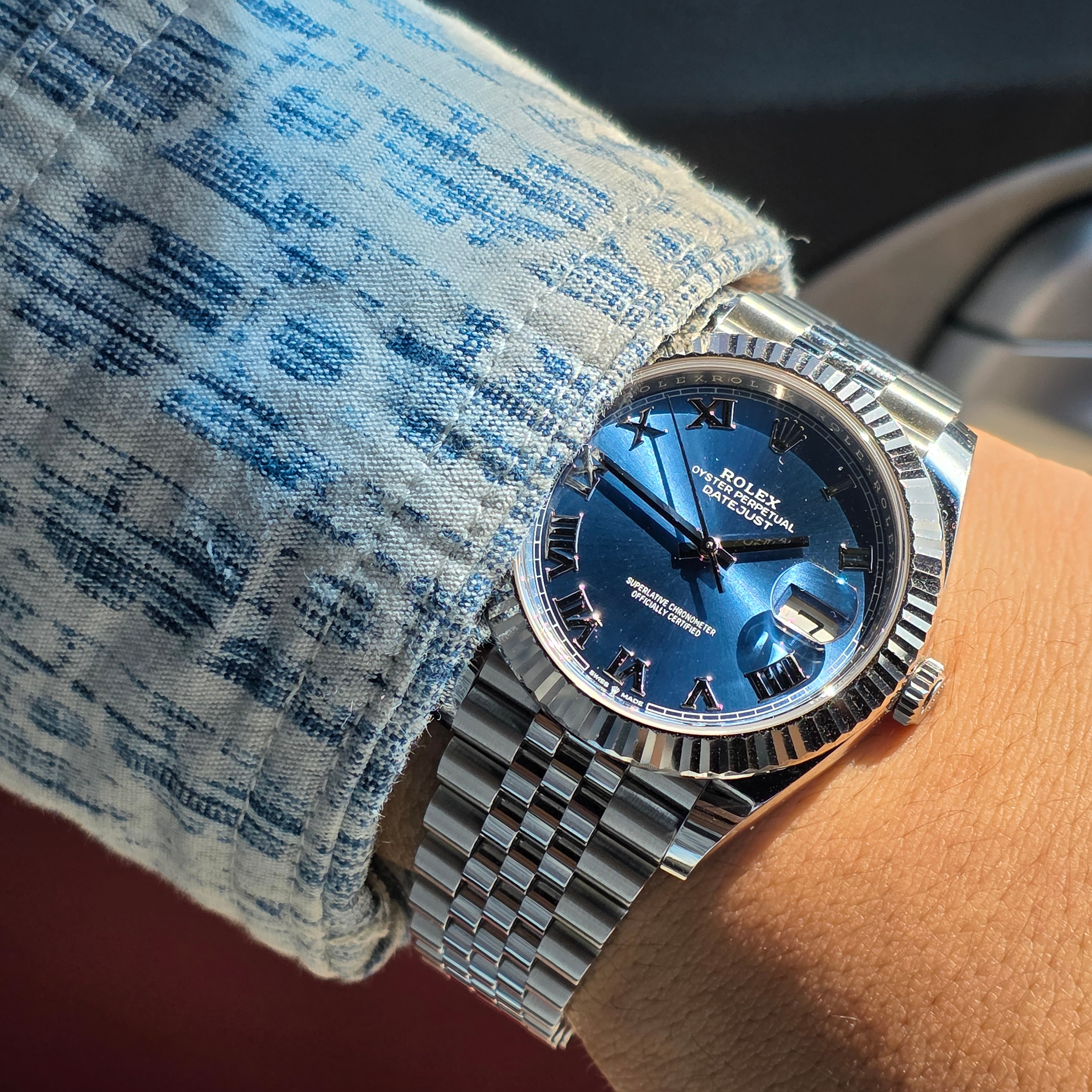 Dior Overshirt Dior Oblique Kasuri Cotton Denim Blue White, Rolex Datejust 41mm 126334 Azzuro Blue Roman Jubilee 착용 스타일