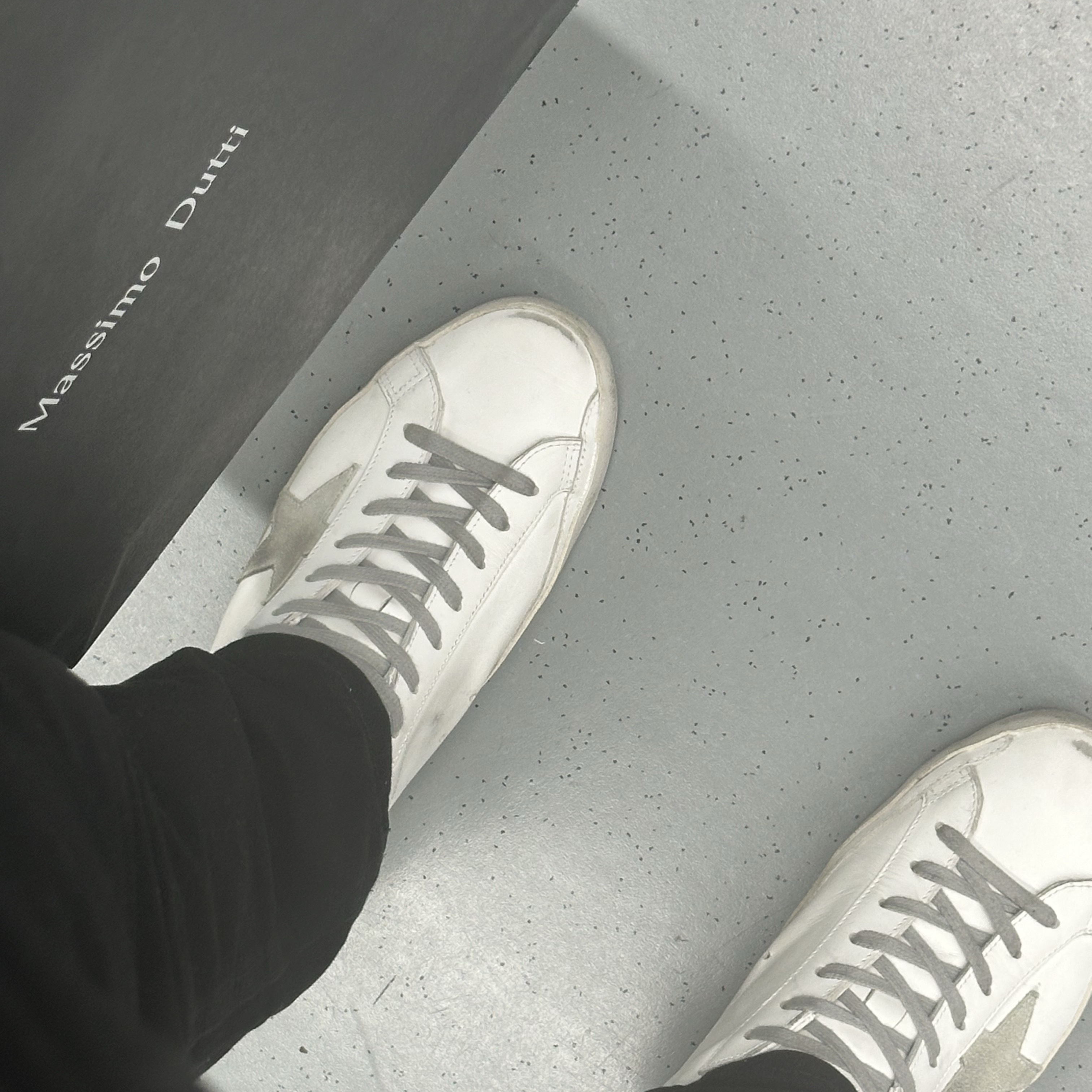 Golden Goose Superstar White Silver Heel Tab Sneakers 착용 스타일
