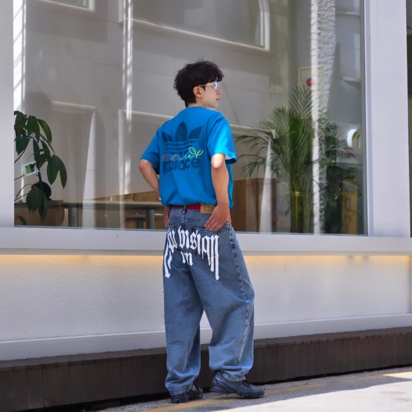 Palace x Adidas Nature T-Shirt Mystery Petrol - 22SS, NOMANUAL Raw Vision Denim Pants White Blue 착용 스타일 - 1