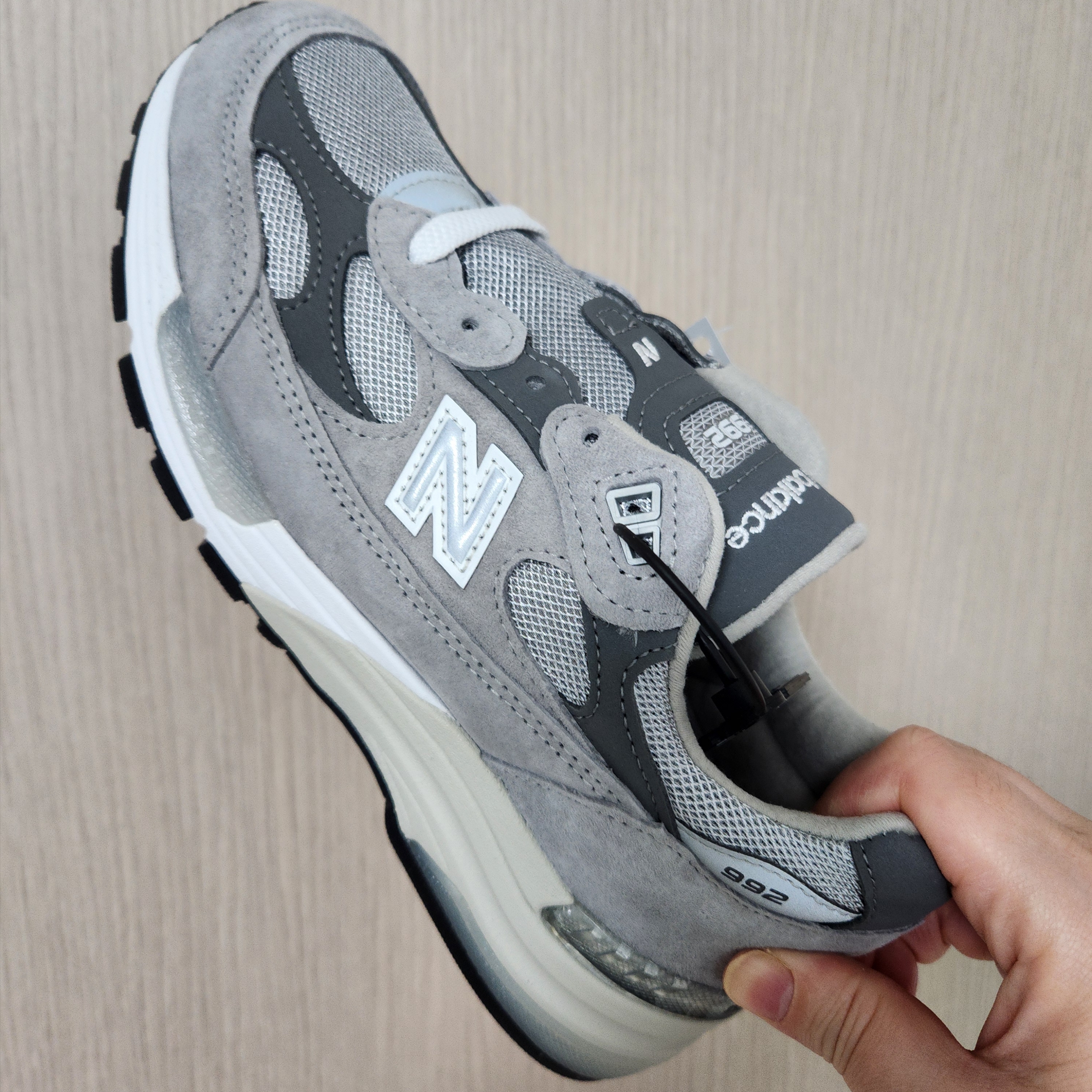 New Balance 992 Made in USA Core Grey Silver Metallic 착용 스타일