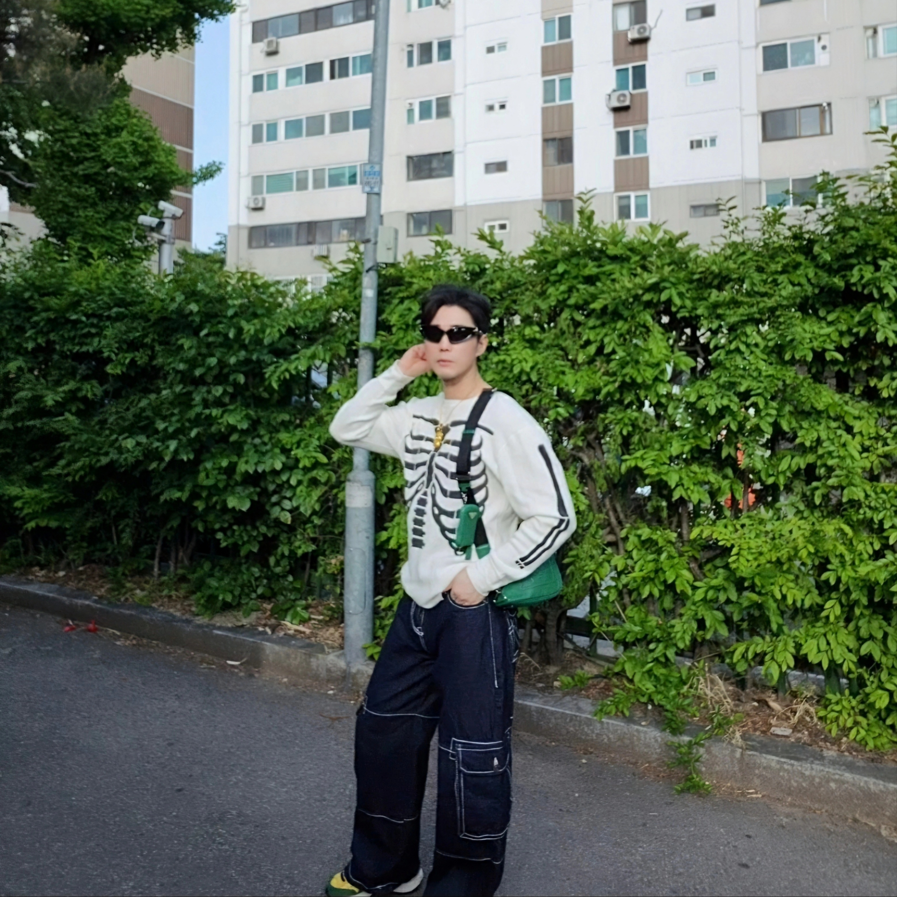 True Religion x KIRSH Stitch Point Denim Cargo Pants Blue Denim, Supreme Repeat Leather Belt Red 착용 스타일 - 3