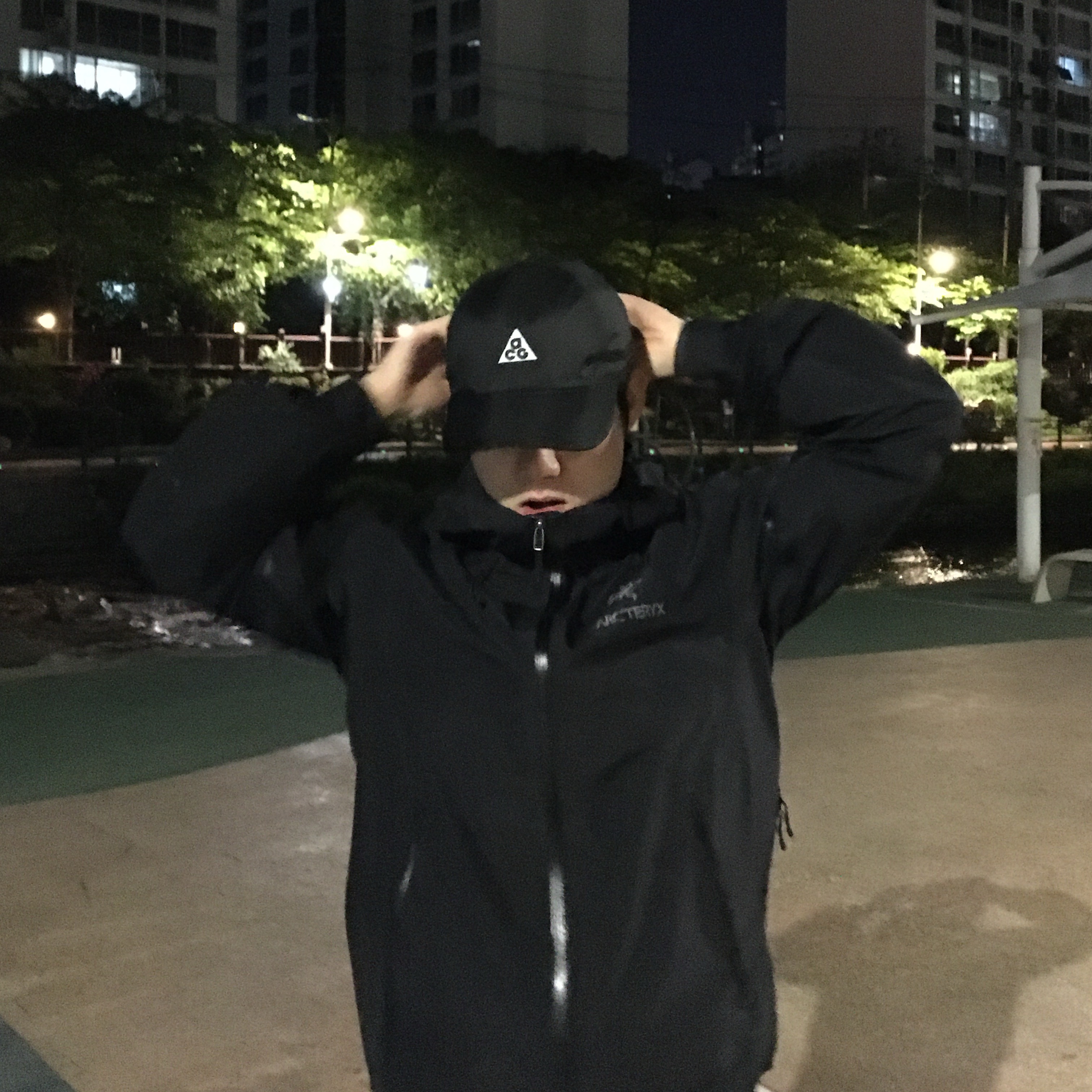 Nike ACG Trail Cap Black, Arc'teryx Beta LT Jacket Black 착용 스타일