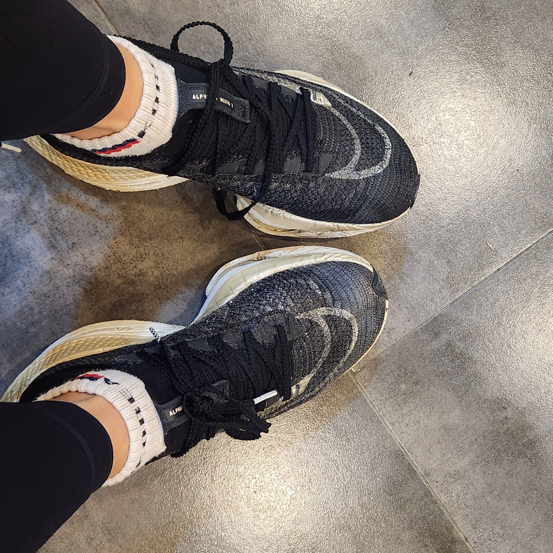 (W) Nike Air Zoom Alphafly Next% 2 Black Metallic Gold Grain 착용 스타일