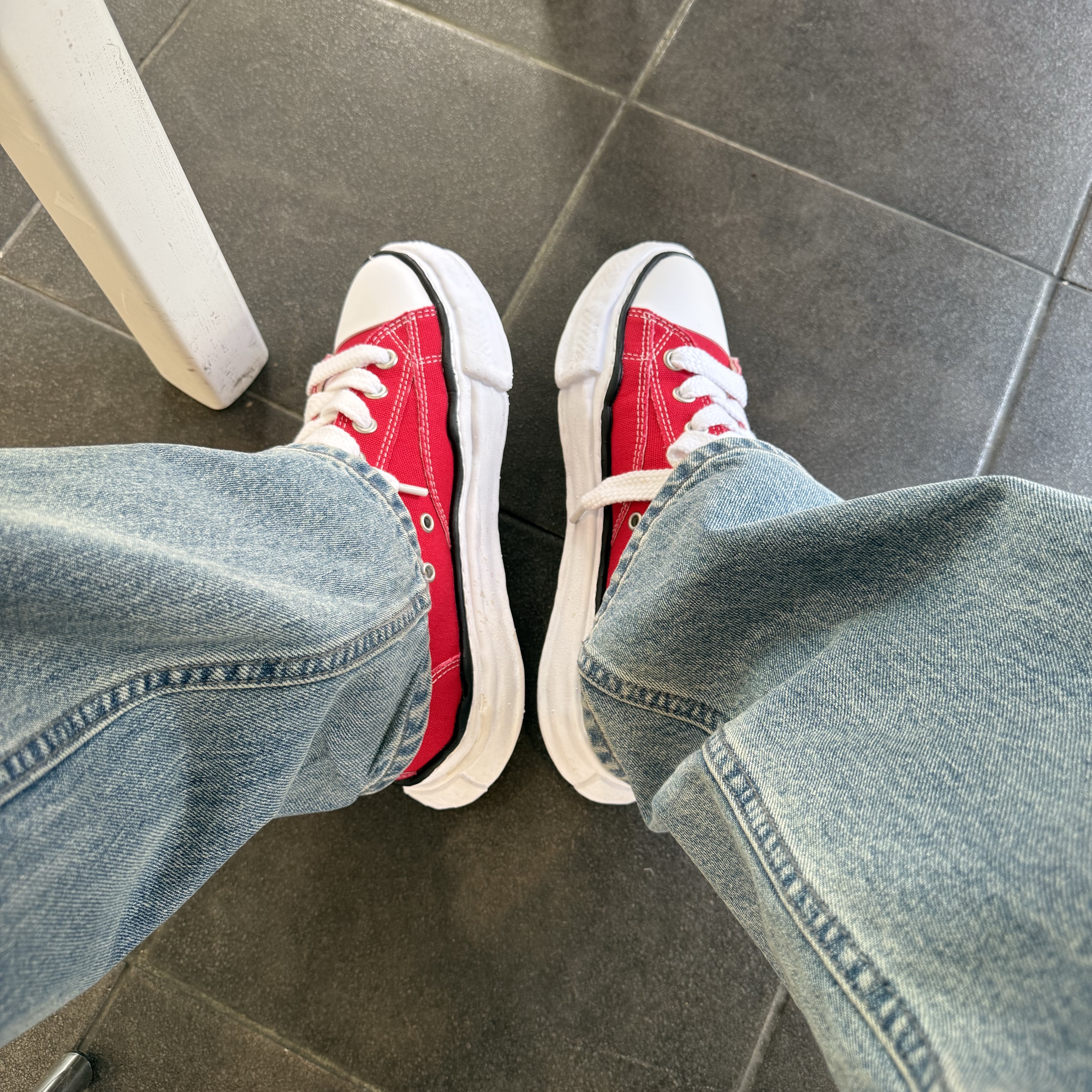 Maison Mihara Yasuhiro Peterson OG Sole Canvas Low Sneakers Red 착용 스타일 - 1