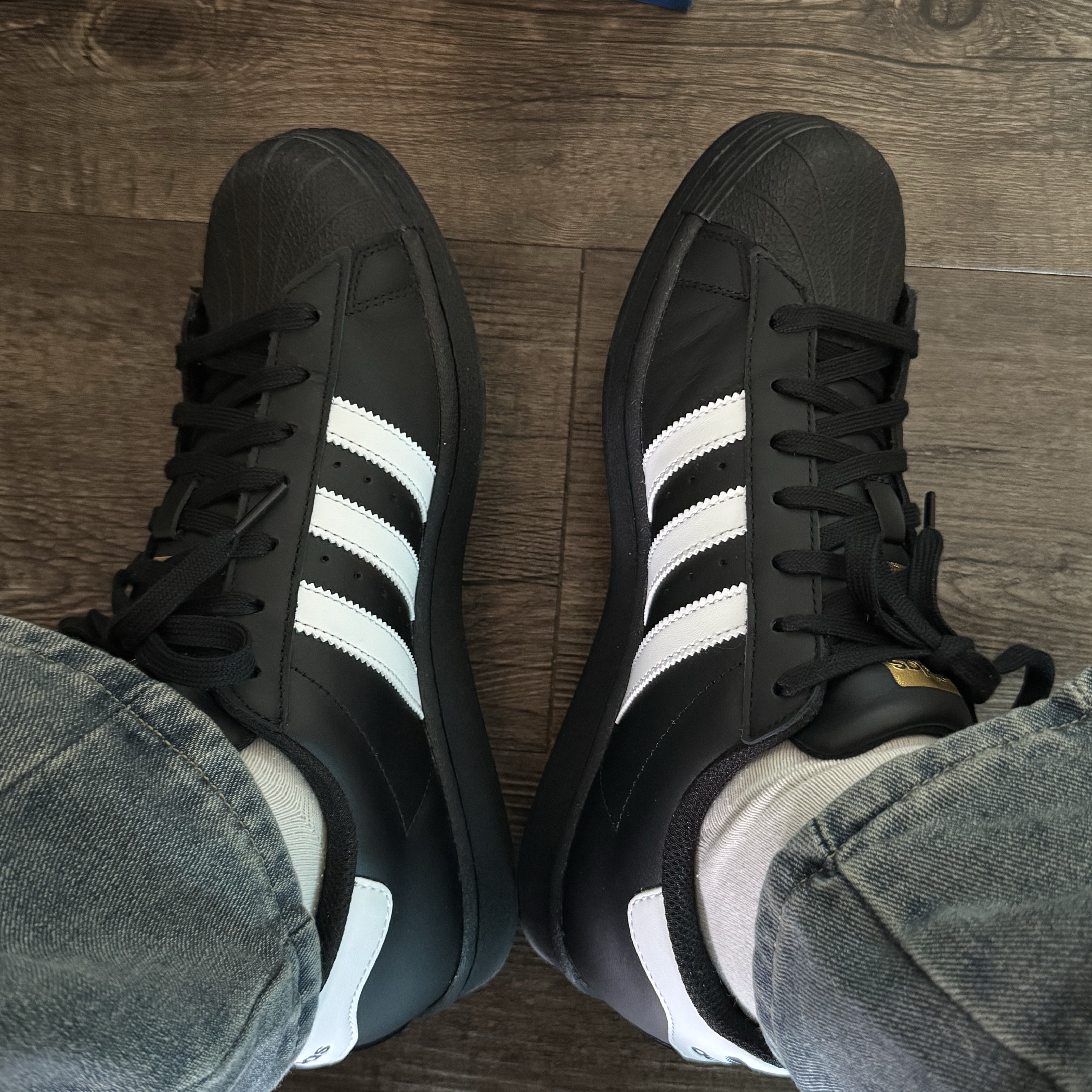 Adidas Superstar Core Black White 착용 스타일
