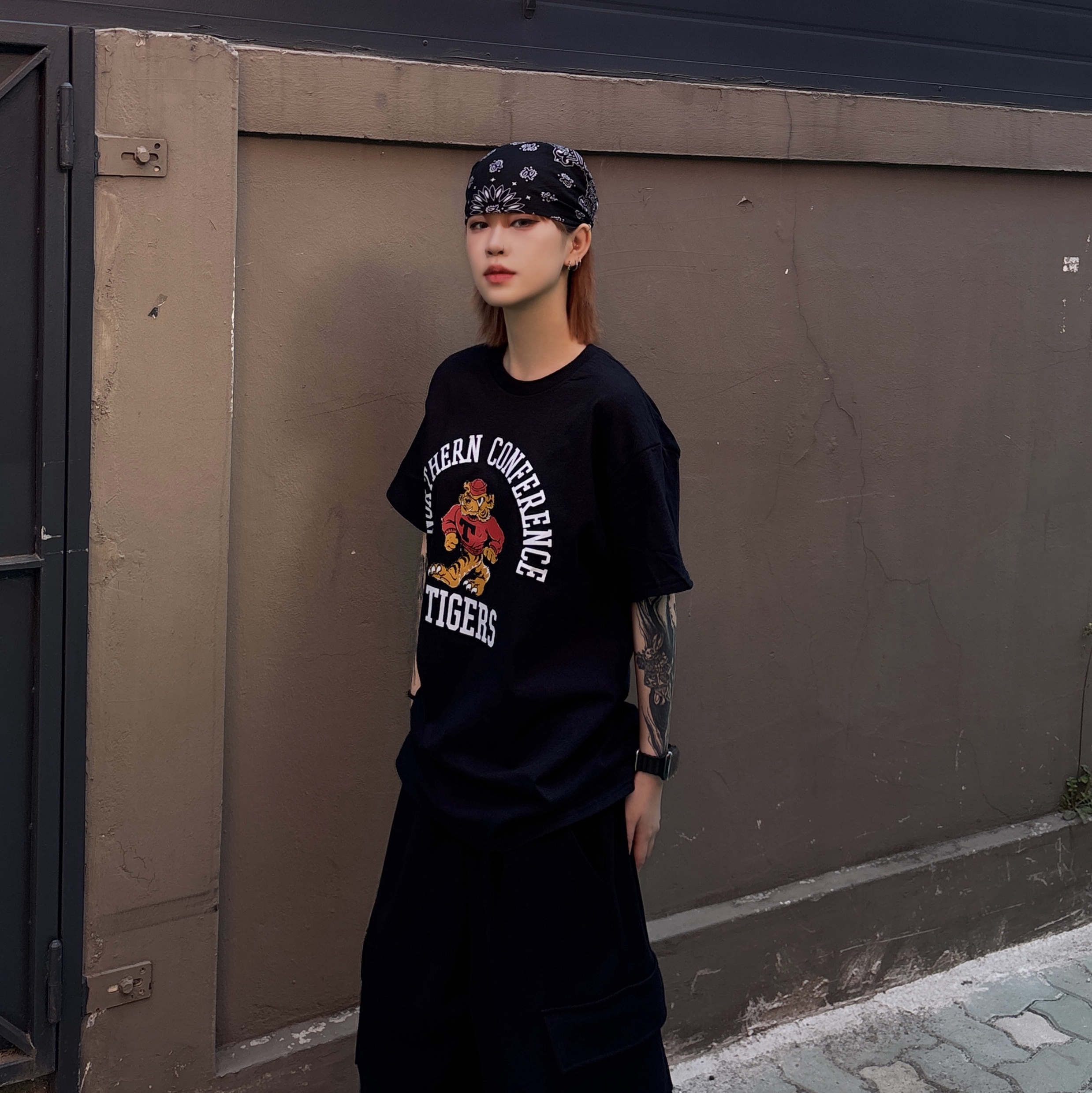 Gildan X American Collection Tiger T-Shirt Black 착용 스타일 - 6