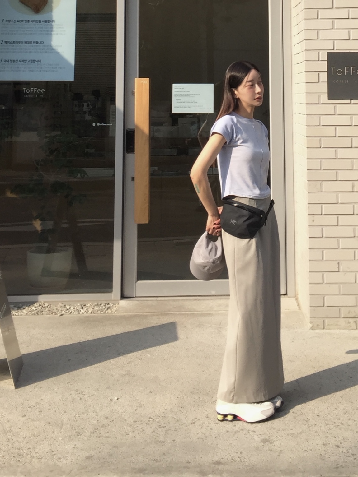 Nike Shox R4 PRM Light Iron Ore and Phantom, Arc'teryx Granville Crossbody Bag Black 착용 스타일 - 5