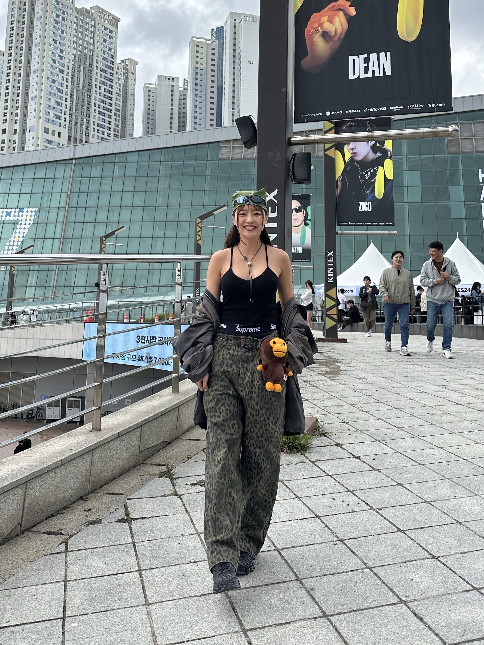 BAPE Baby Milo Mobile Bag Brown, (W) Nike Shox TL Black and Max Orange 착용 스타일 - 3