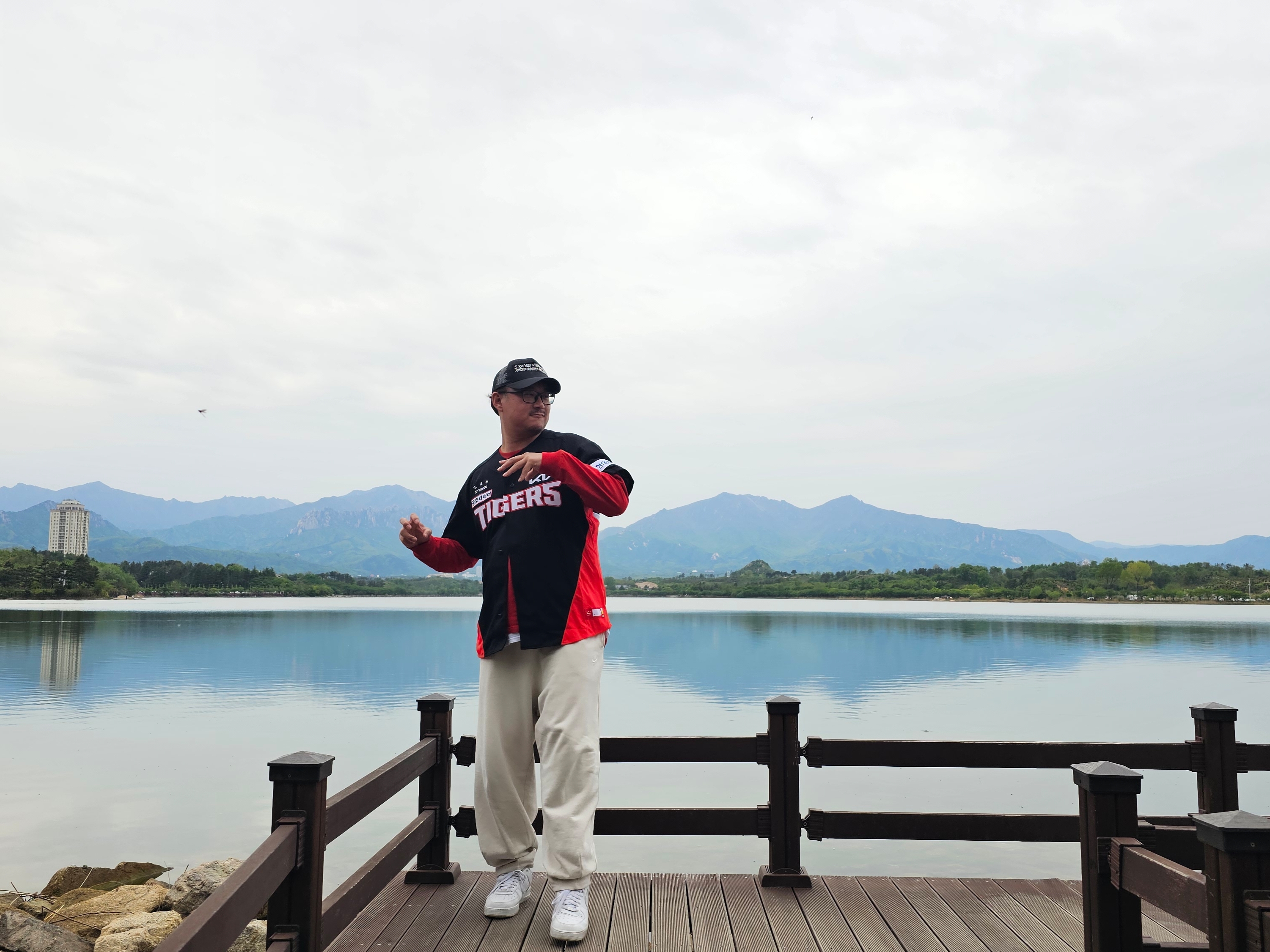 Kia Tigers x IAB Studio 24 Authentic Away Uniform Black (Non Marking Ver.), Nike Air Force 1 '07 Low White 착용 스타일