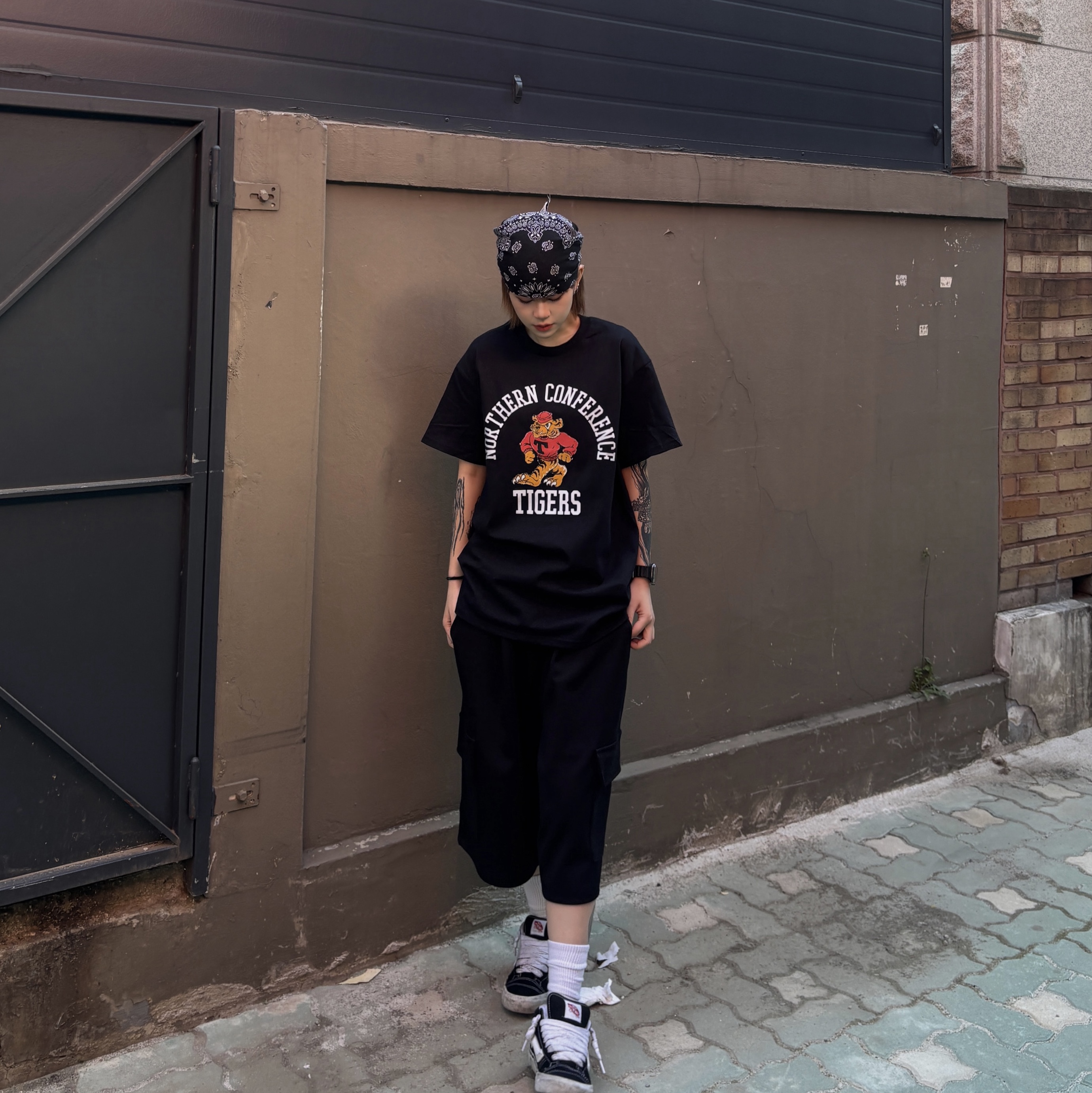 Gildan X American Collection Tiger T-Shirt Black 착용 스타일 - 4