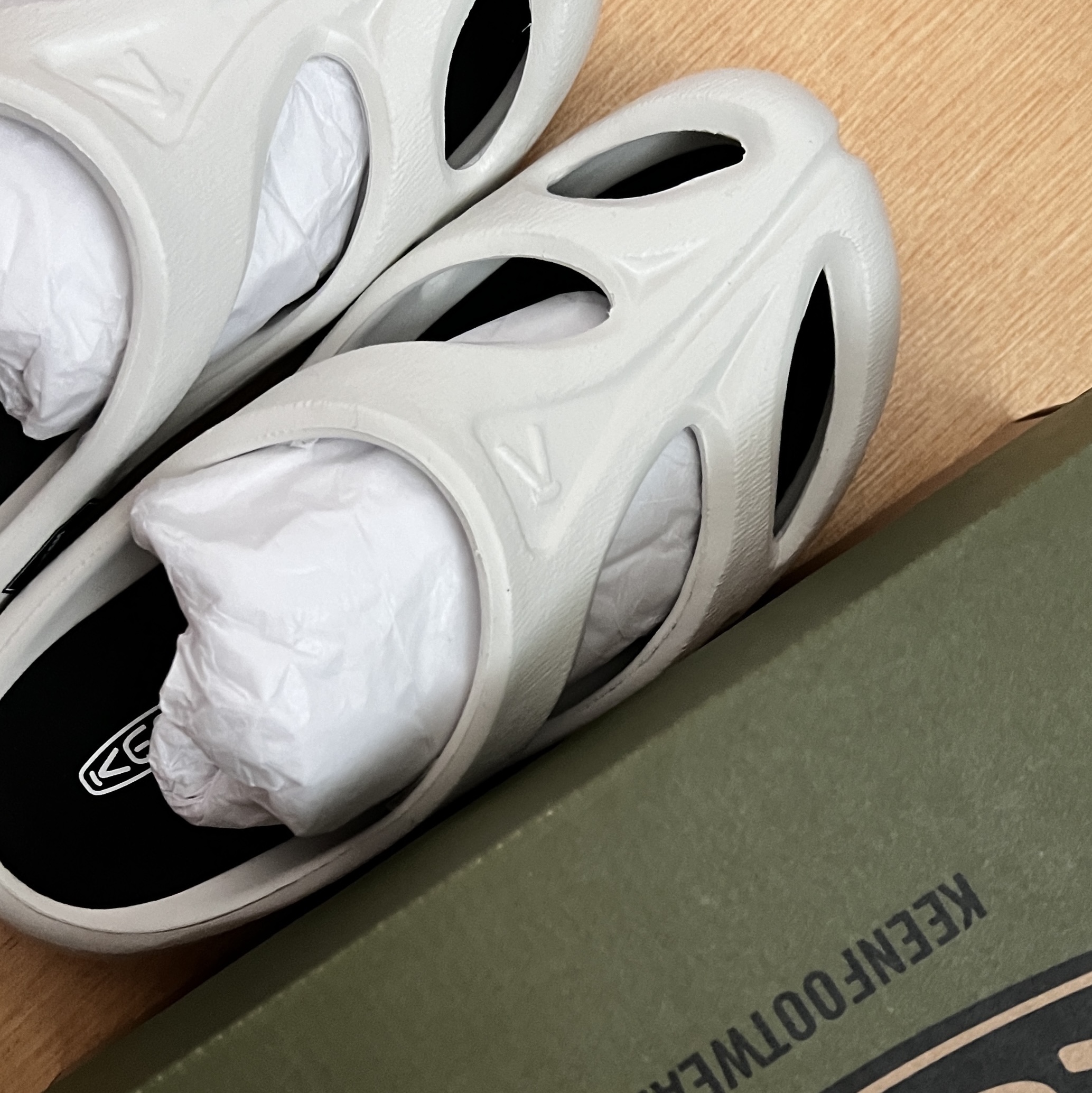(W) Keen Shanti White Black 착용 스타일